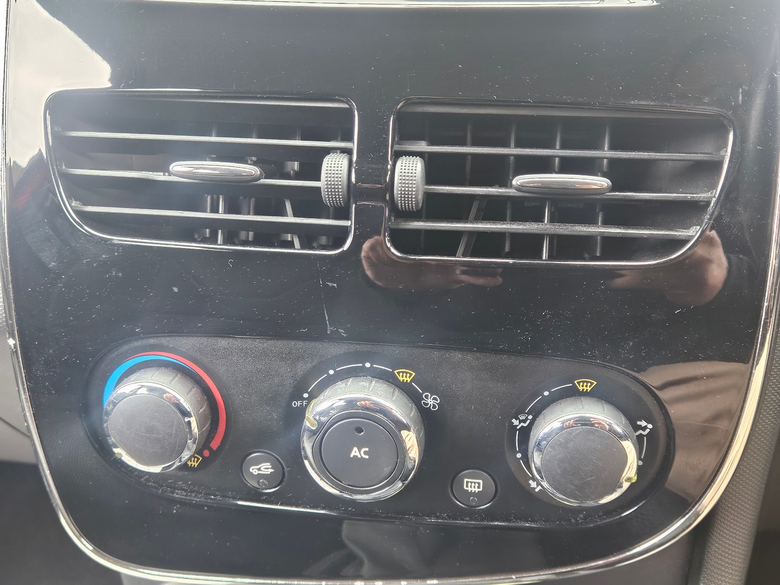 Renault Clio - Image 32