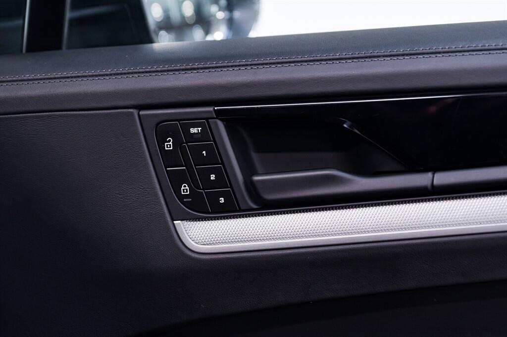 Porsche Cayenne - Image 18
