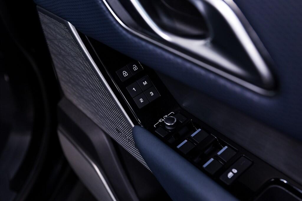 Land Rover Range Rover Velar - Image 17