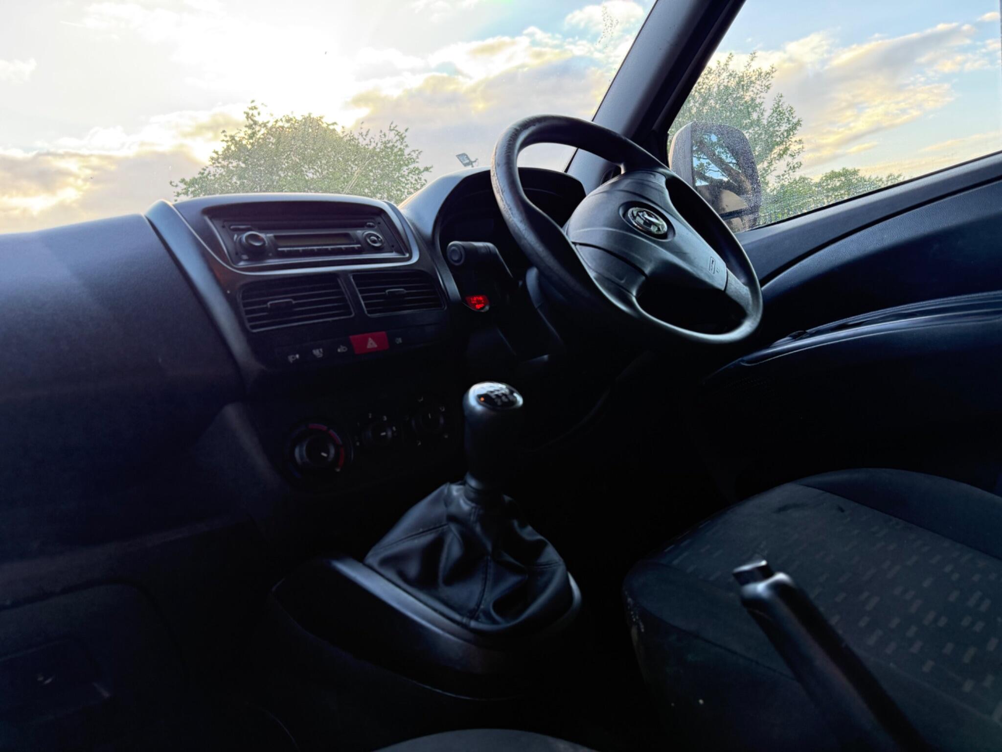 Vauxhall Combo - Image 15