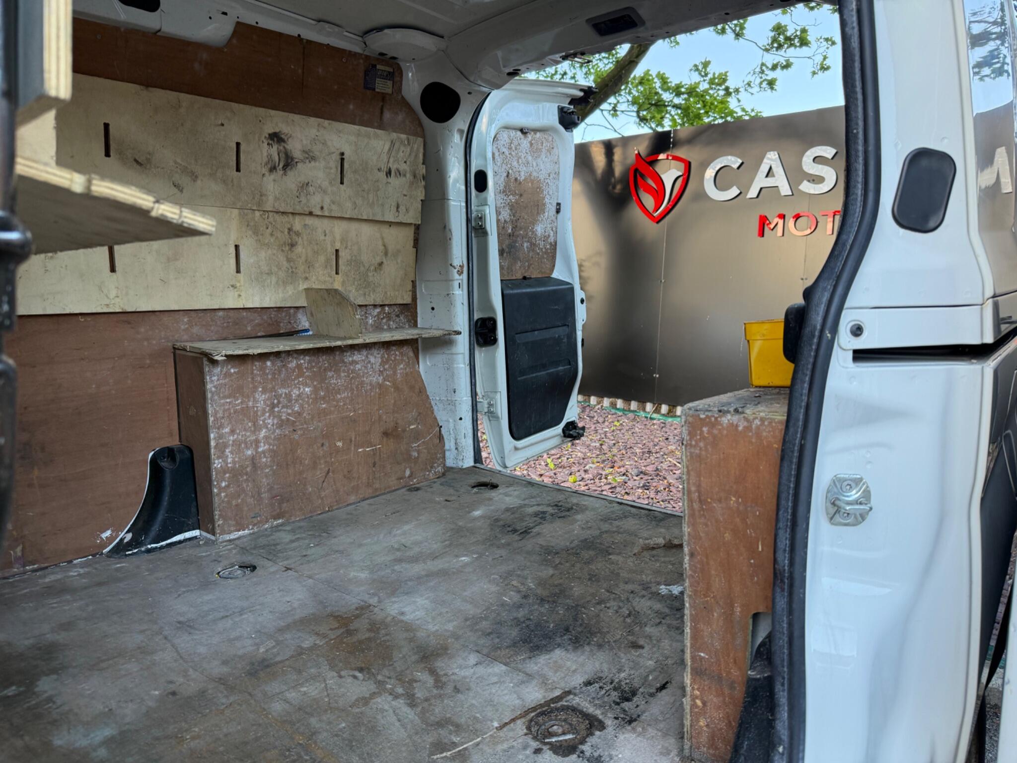 Vauxhall Combo - Image 18