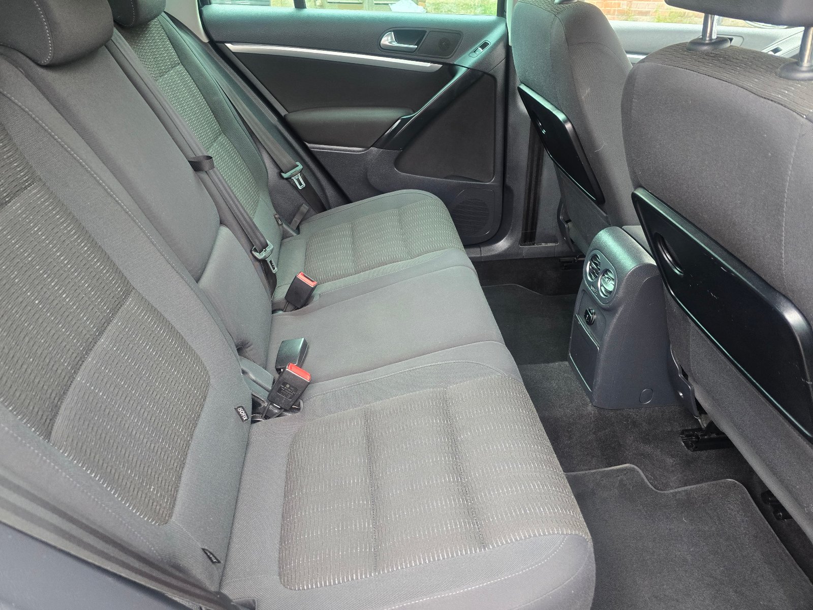 Volkswagen Tiguan - Image 11