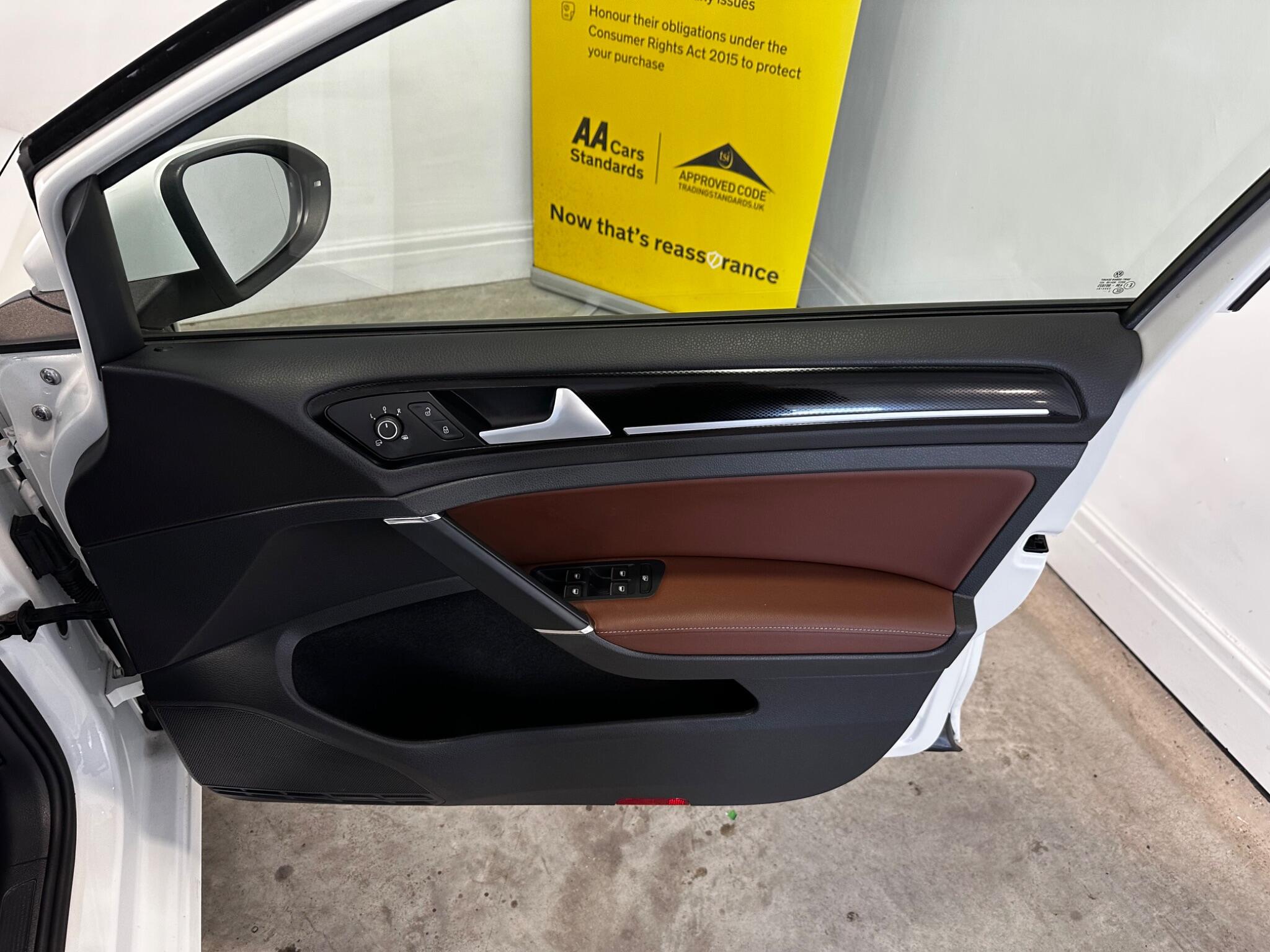 Volkswagen Golf - Image 11