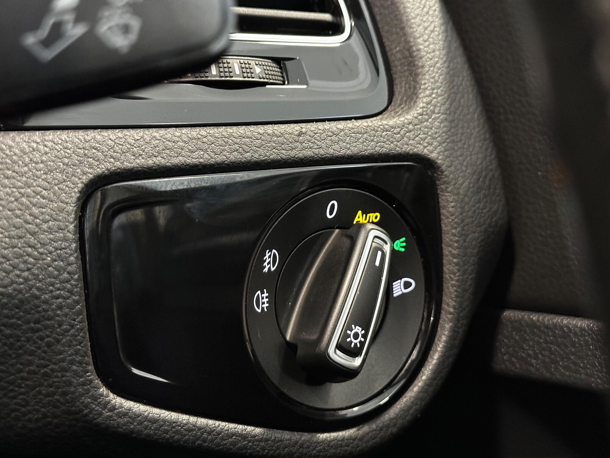 Volkswagen Golf - Image 13