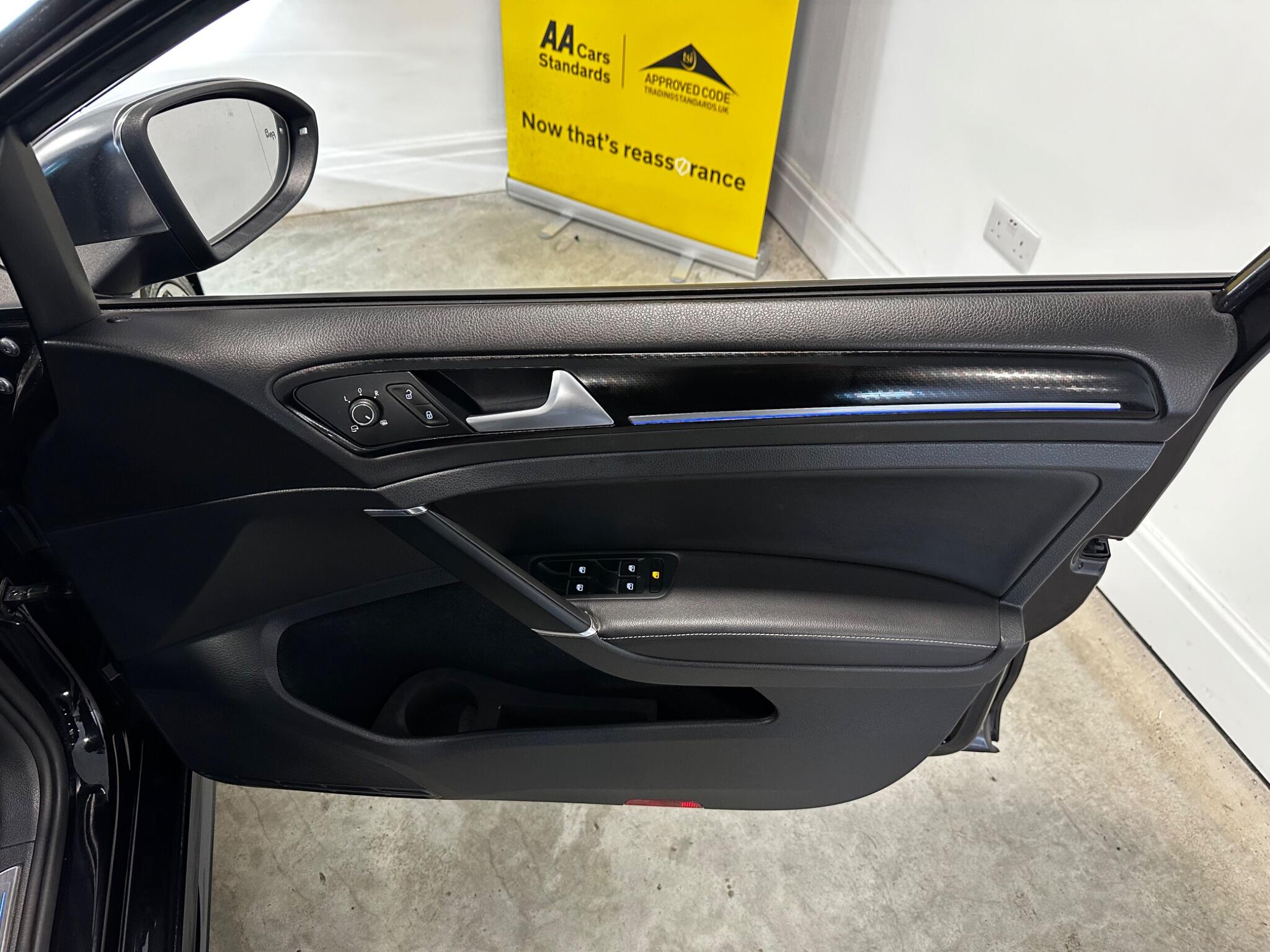 Volkswagen Golf - Image 12