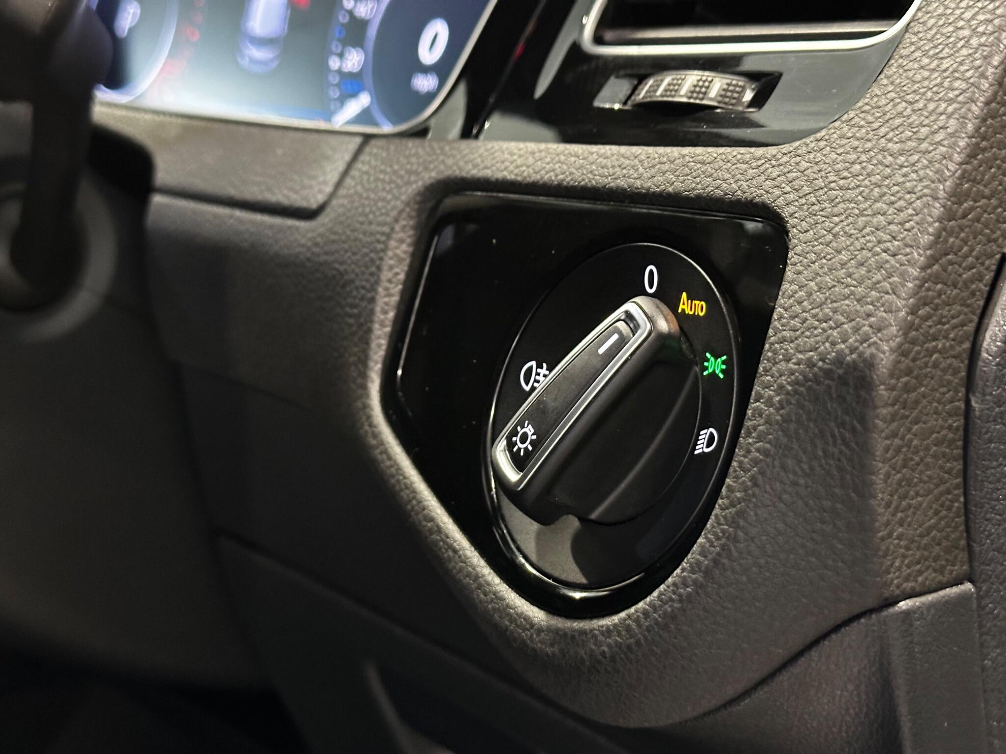 Volkswagen Golf - Image 13