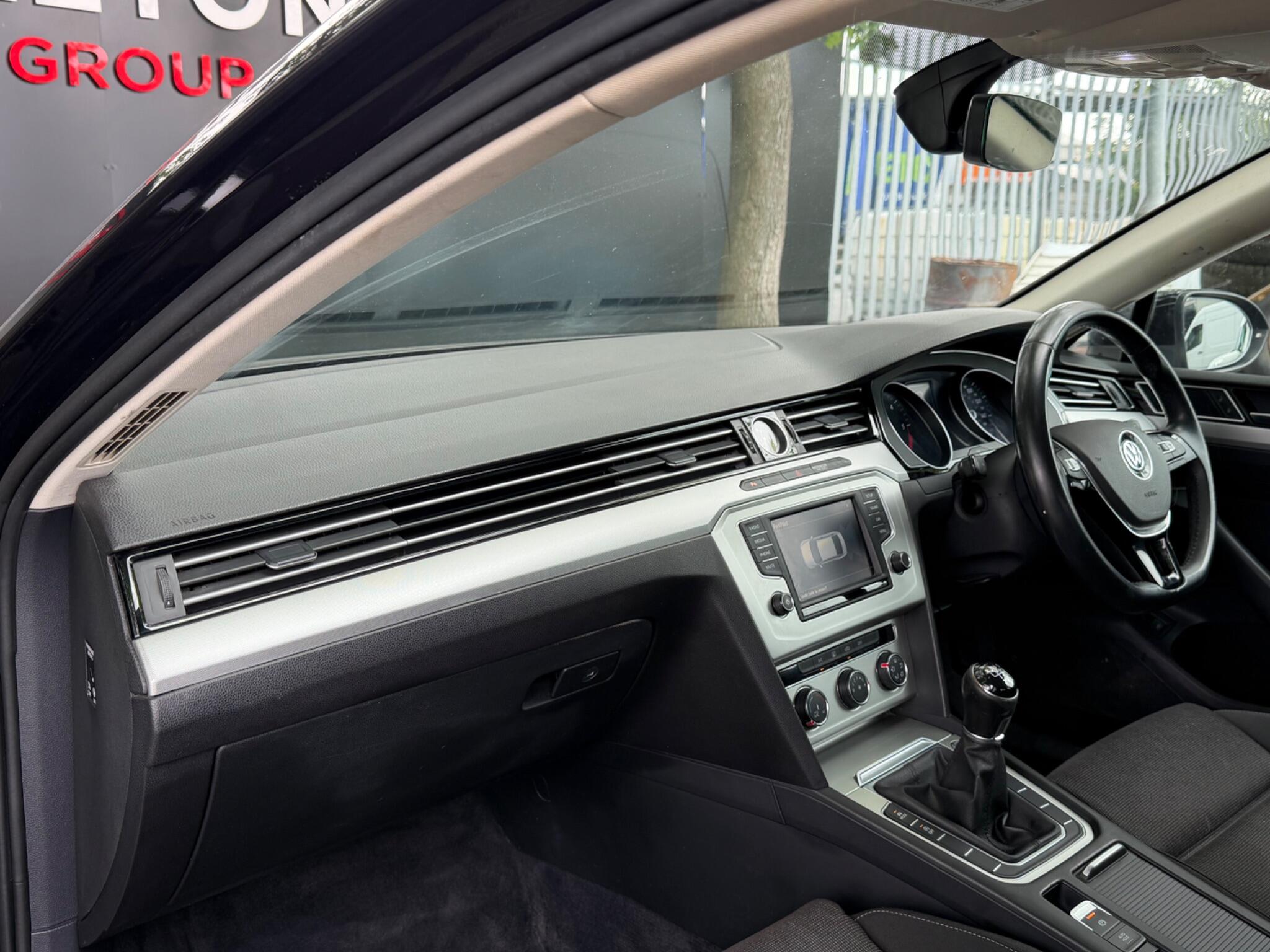 Volkswagen Passat - Image 25