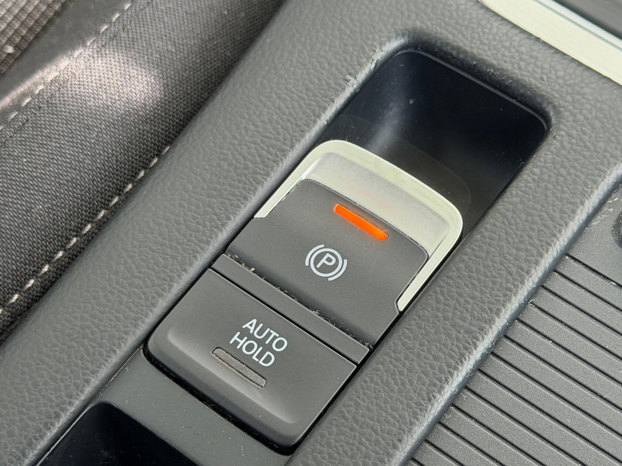 Volkswagen Passat - Image 35