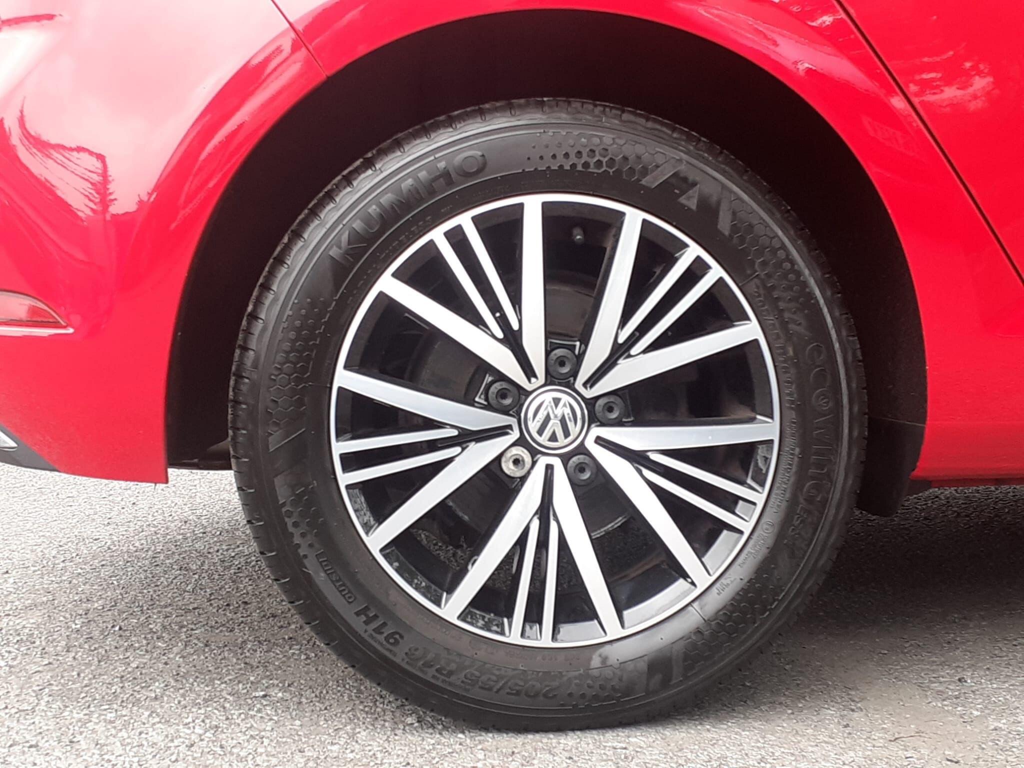 Volkswagen Golf - Image 30