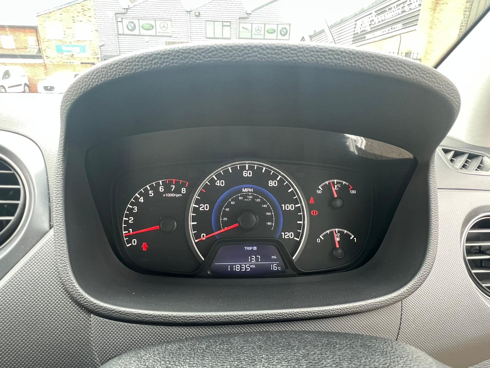 Hyundai i10 - Image 17