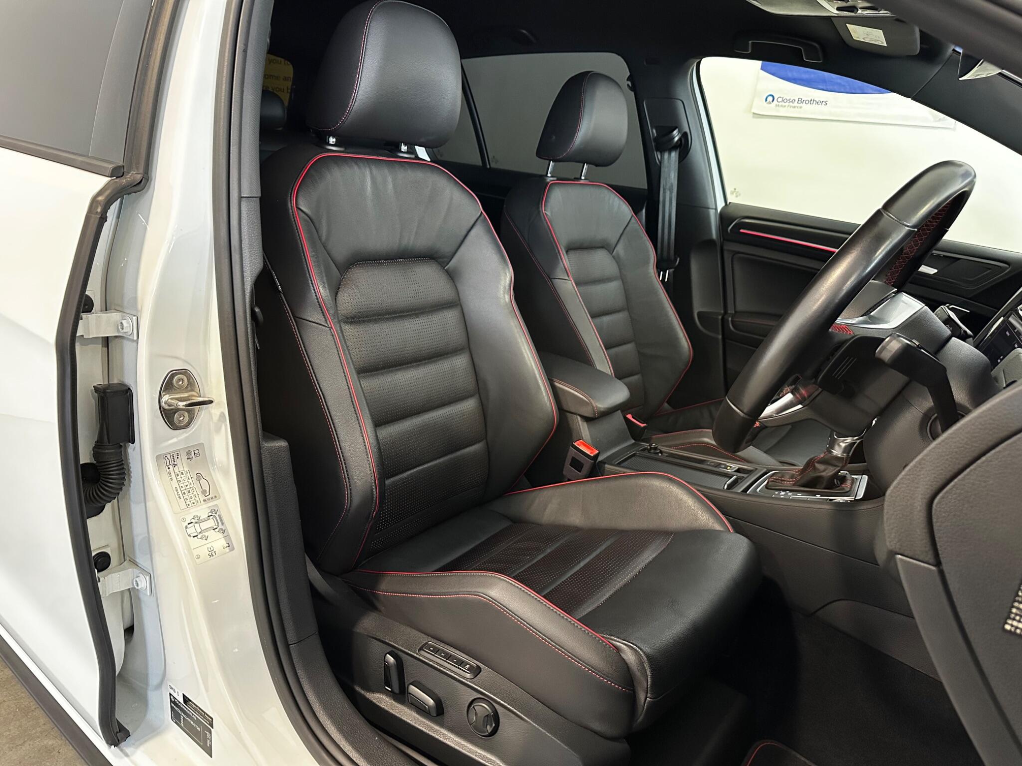 Volkswagen Golf - Image 11
