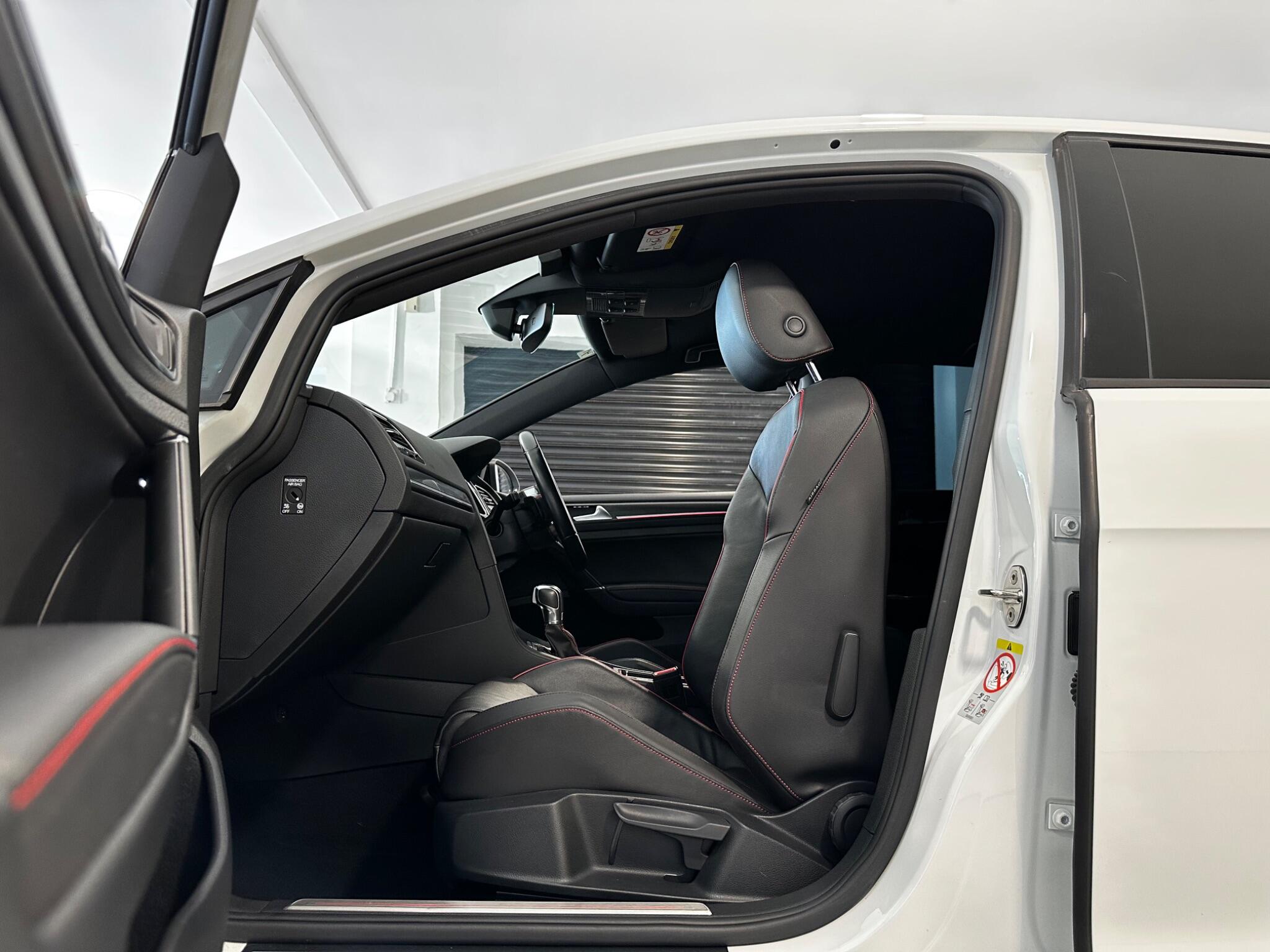 Volkswagen Golf - Image 17