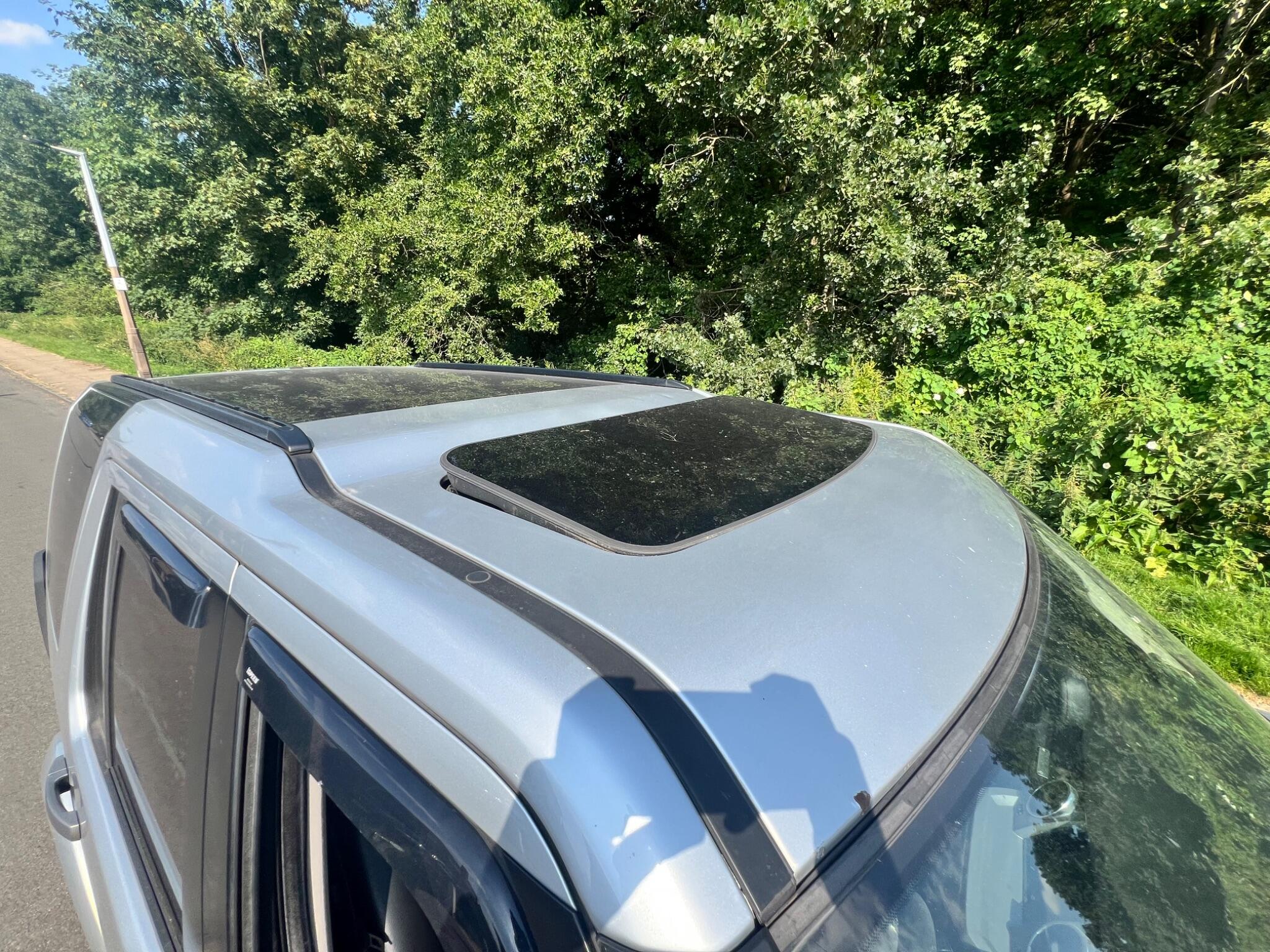 Land Rover DISCOVERY 3 - Image 2