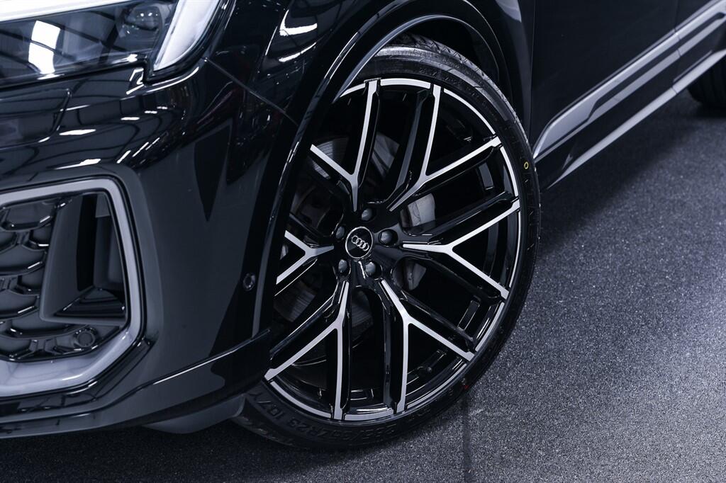Audi Q7 - Image 8
