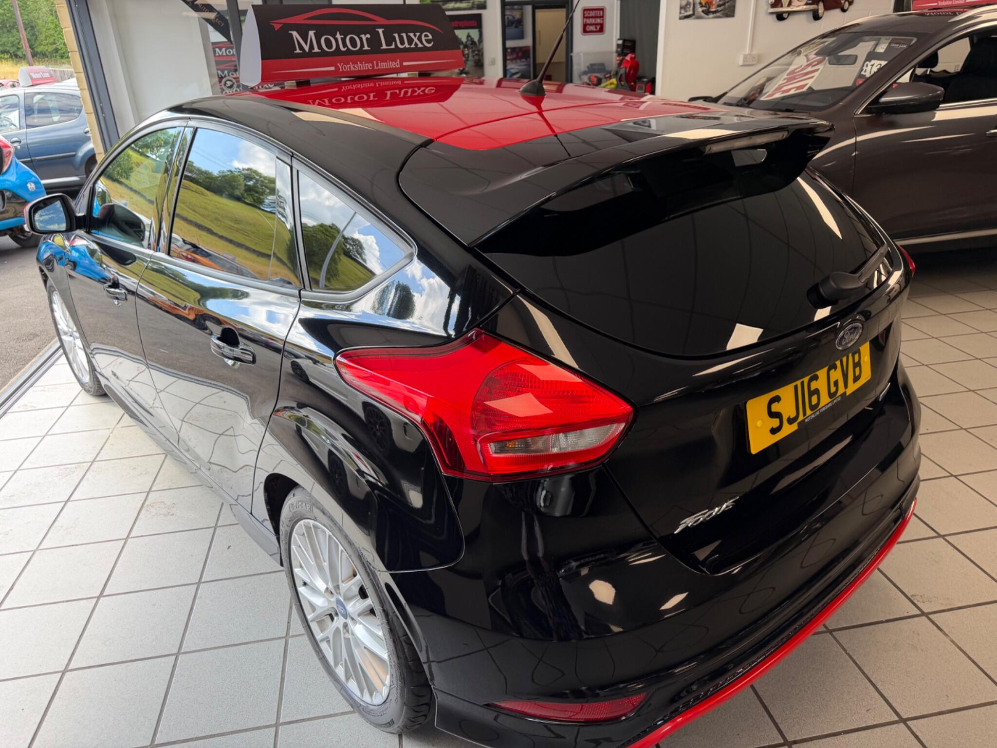 Ford Focus - Image 12