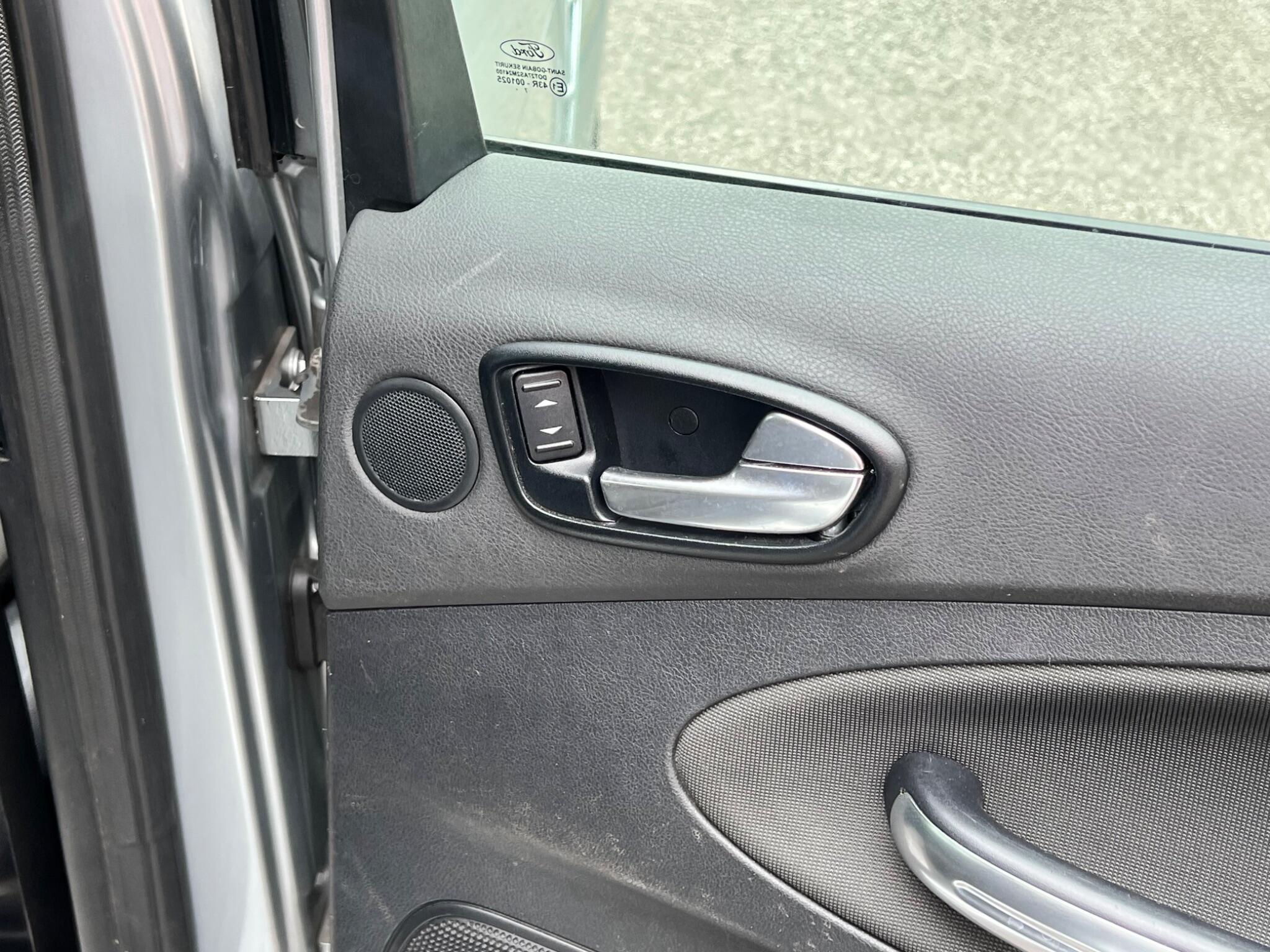 Ford S-MAX - Image 17