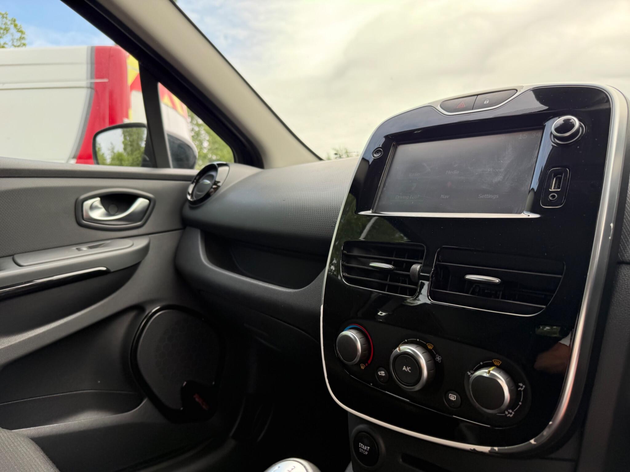 Renault Clio - Image 17