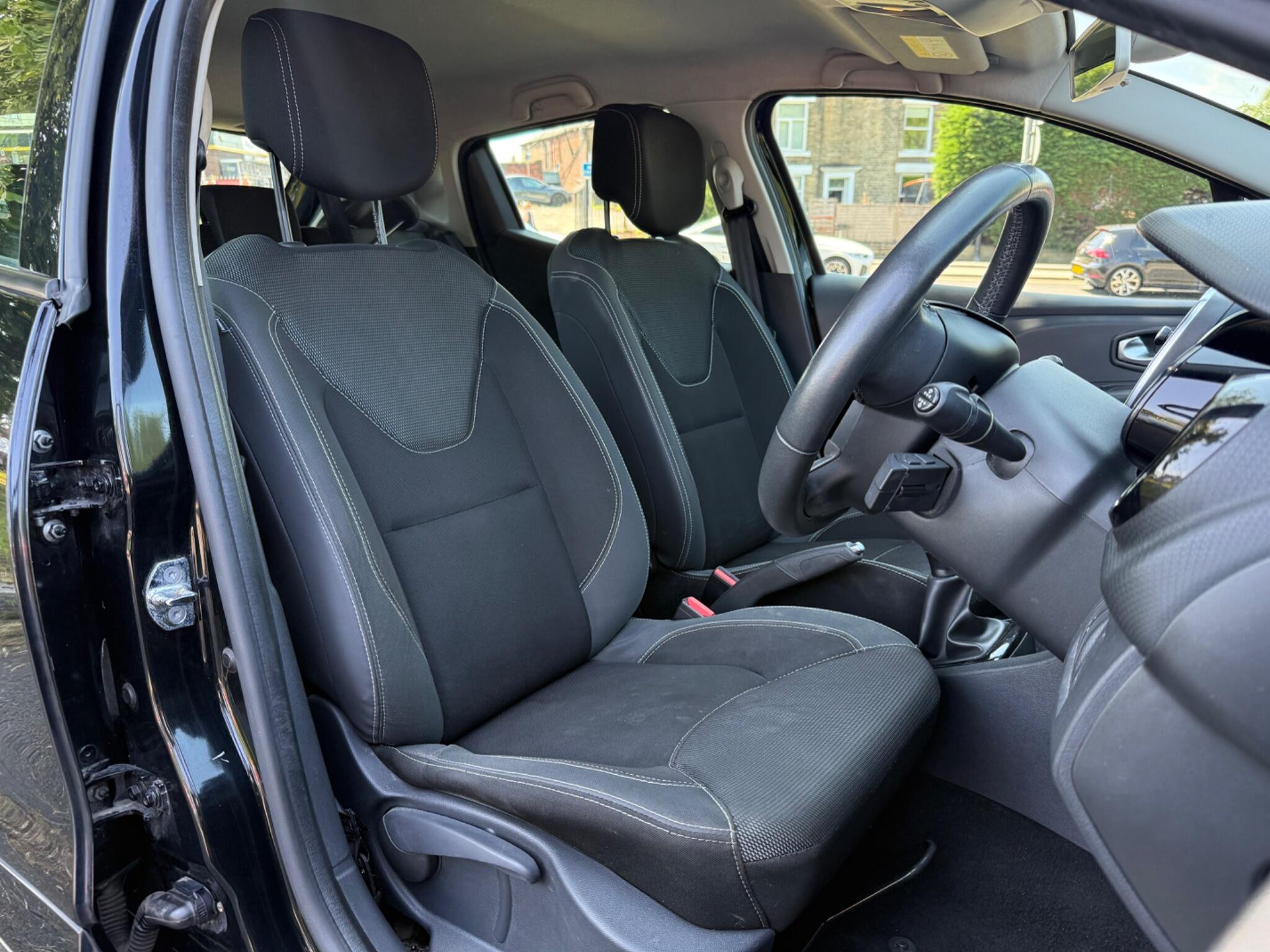 Renault Clio - Image 14