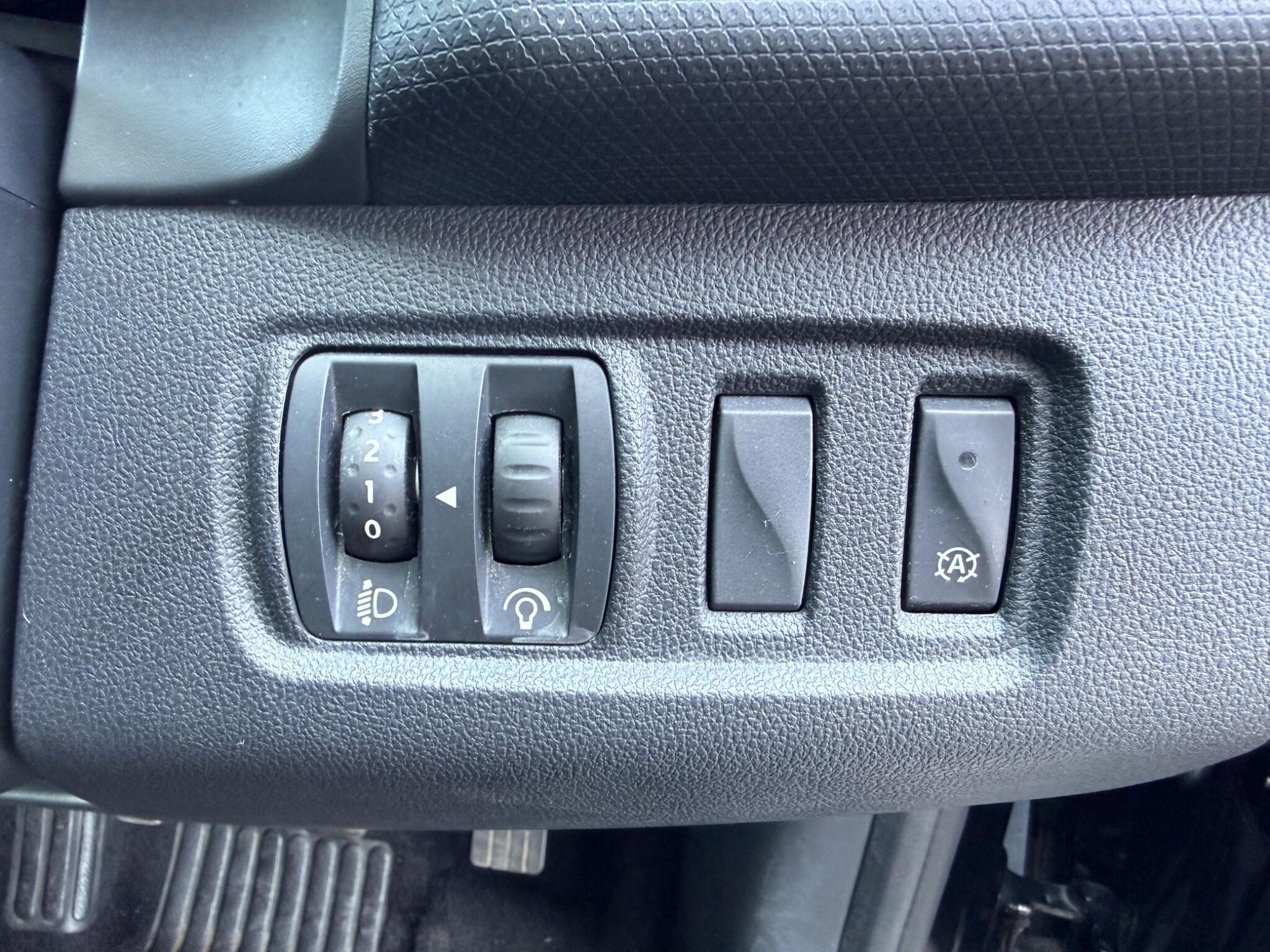 Renault Clio - Image 17