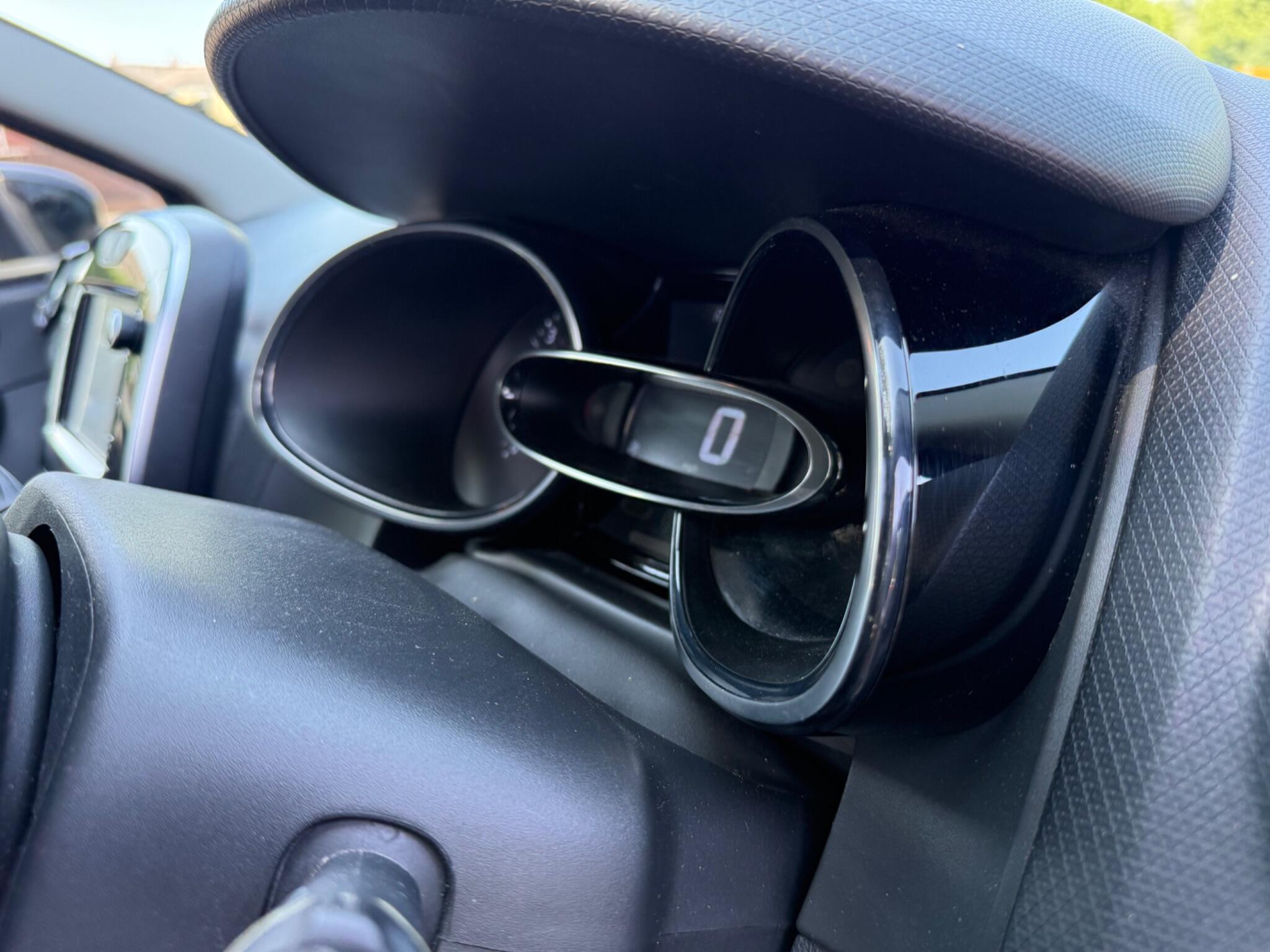 Renault Clio - Image 19