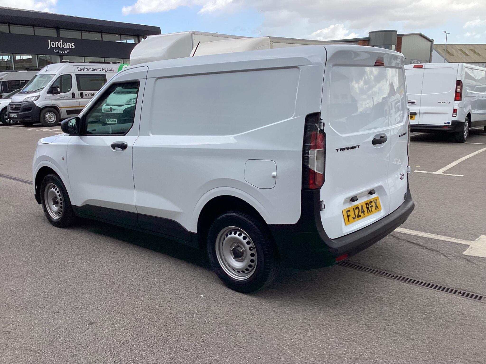 Ford Transit Courier - Image 5