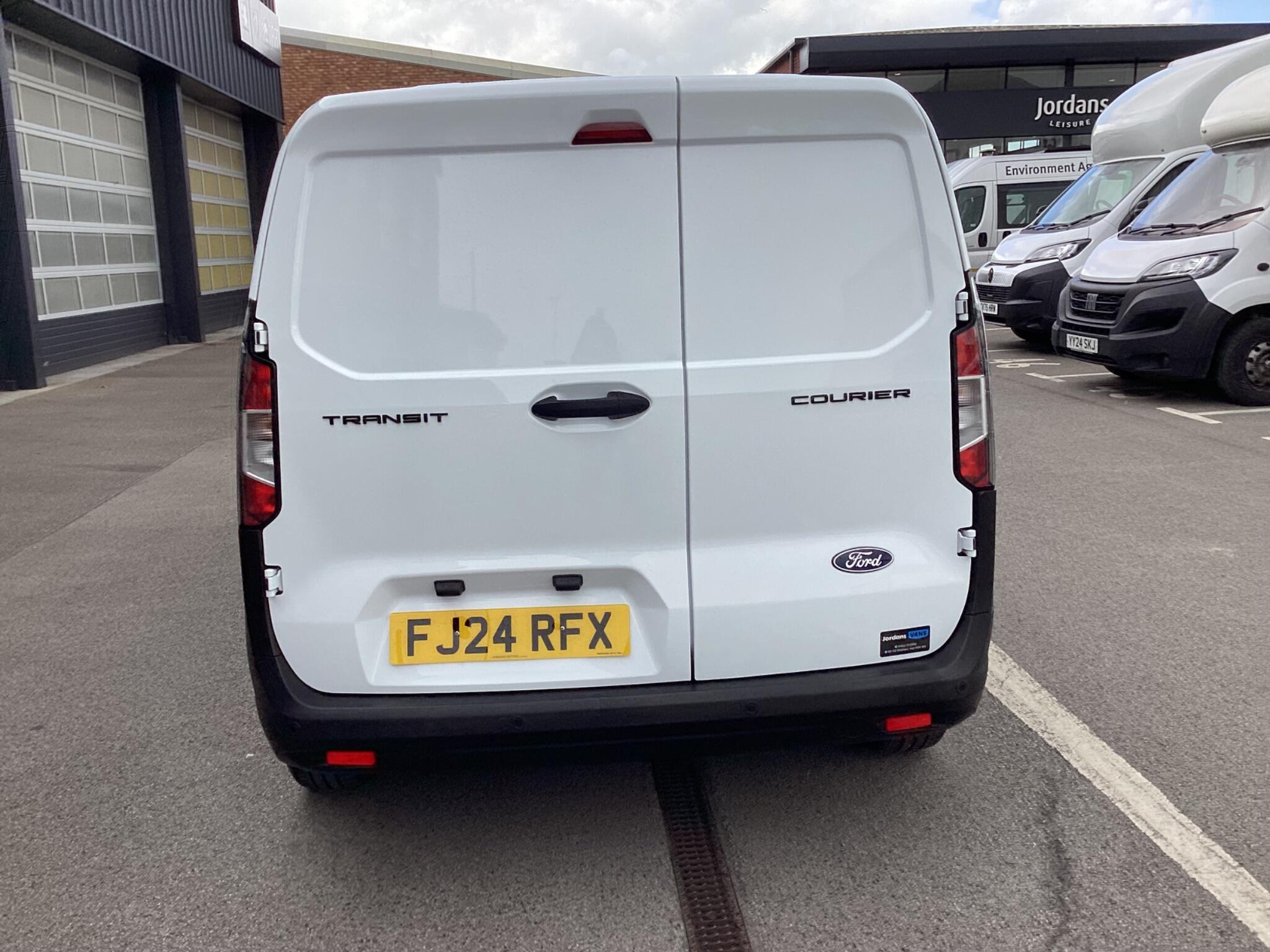 Ford Transit Courier - Image 6