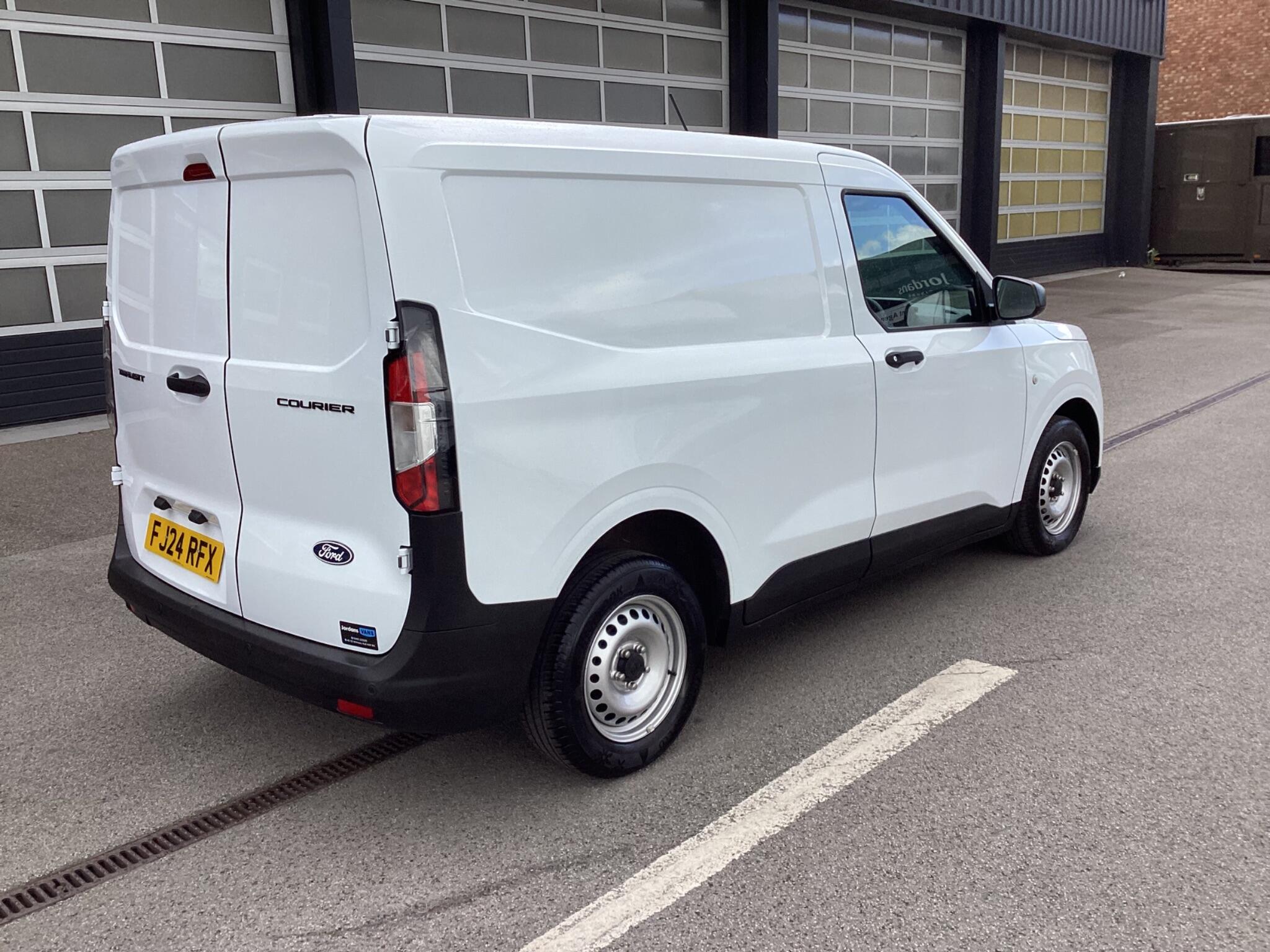 Ford Transit Courier - Image 7