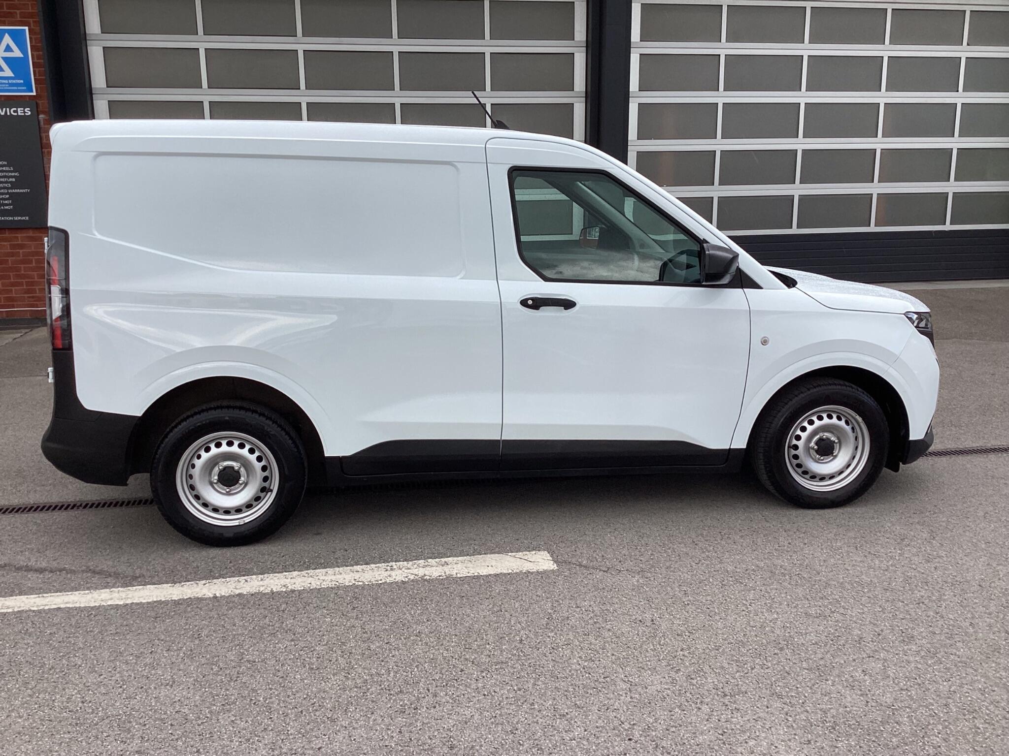 Ford Transit Courier - Image 8