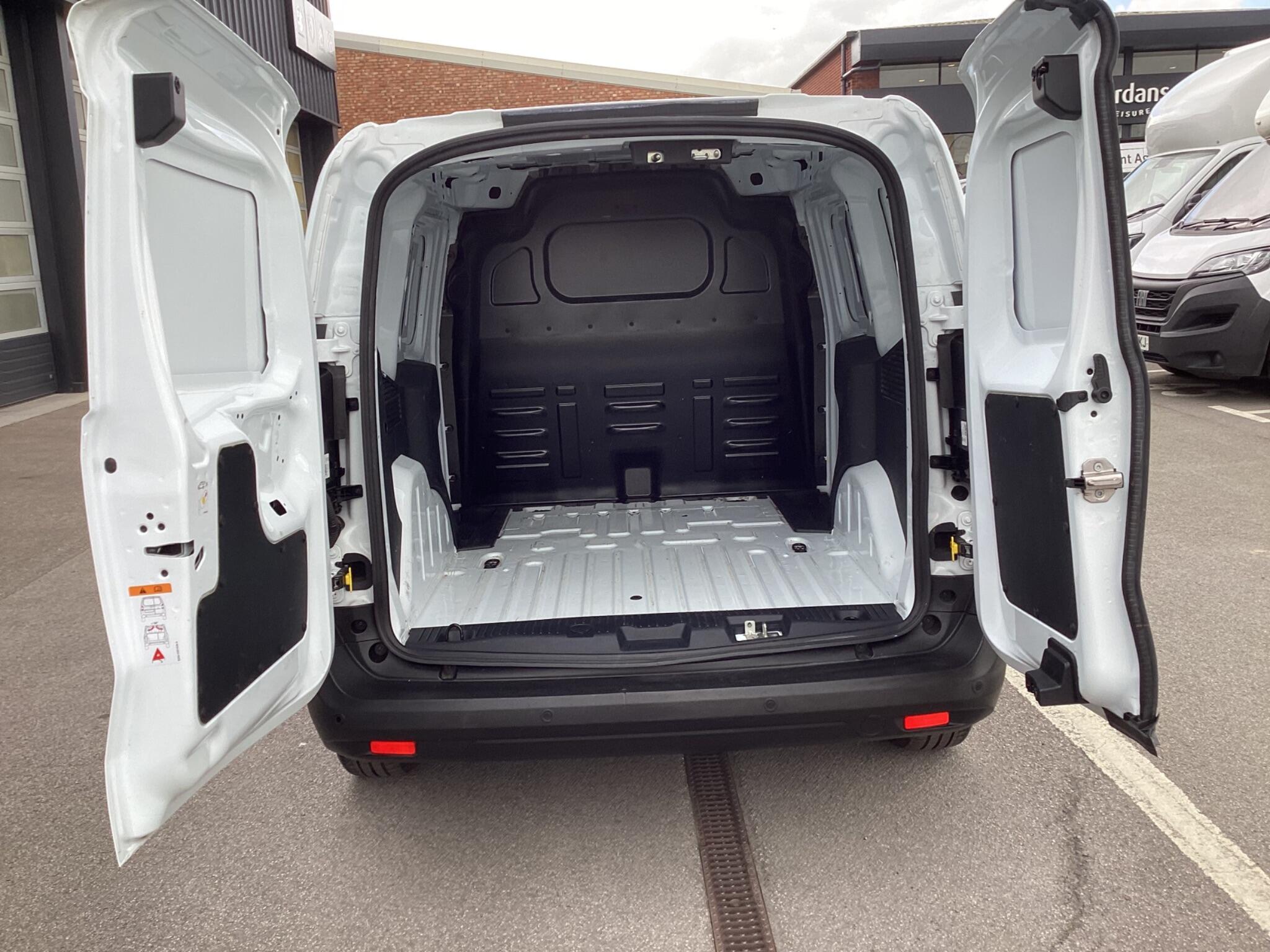 Ford Transit Courier - Image 9