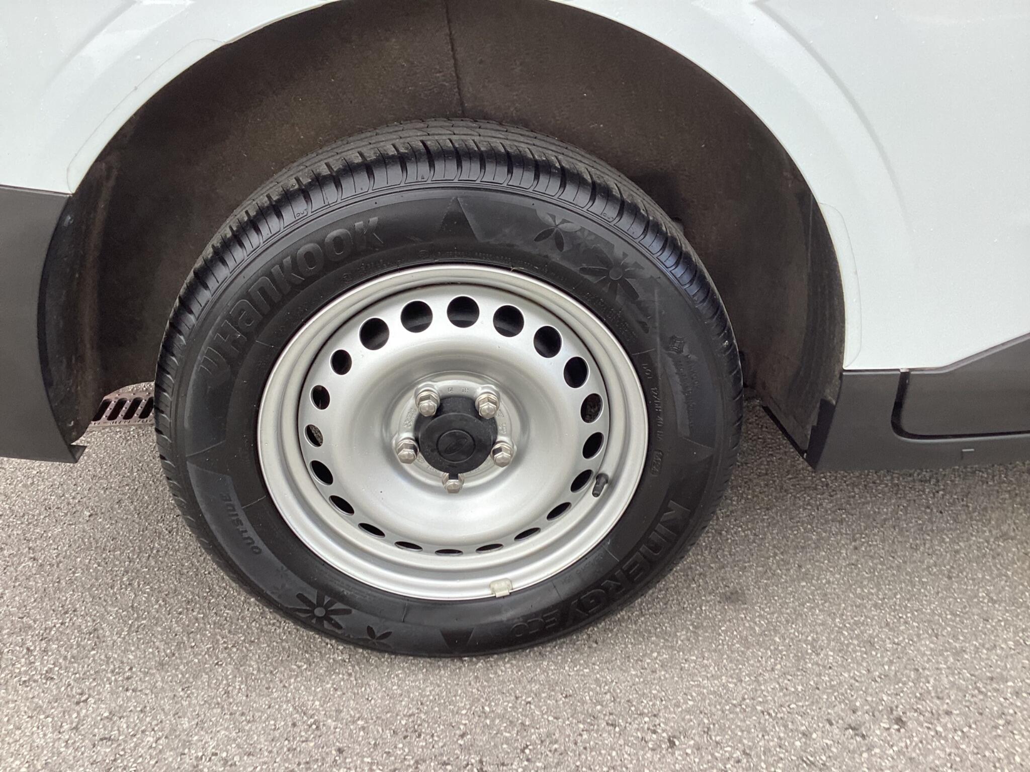 Ford Transit Courier - Image 11