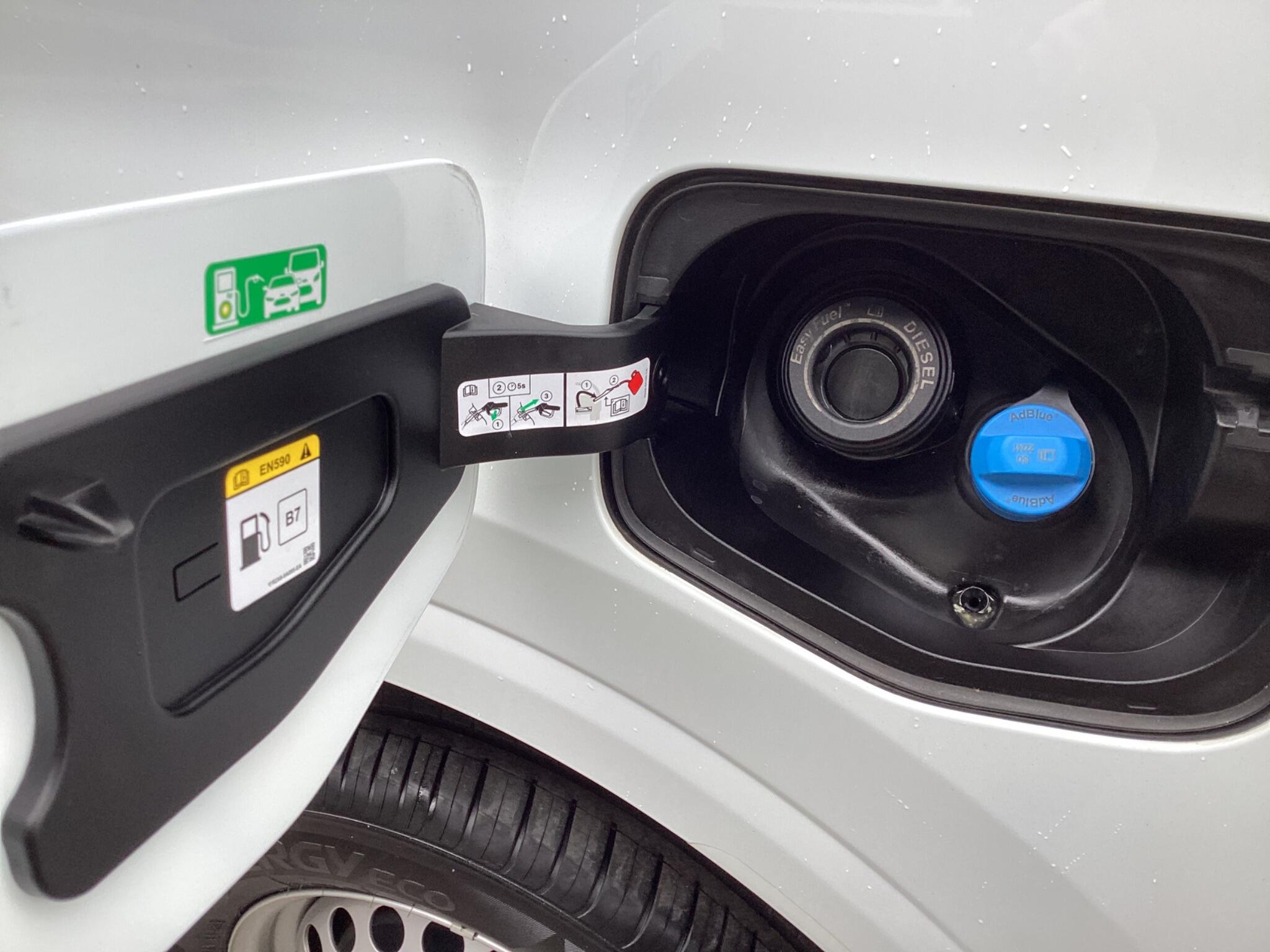 Ford Transit Courier - Image 14