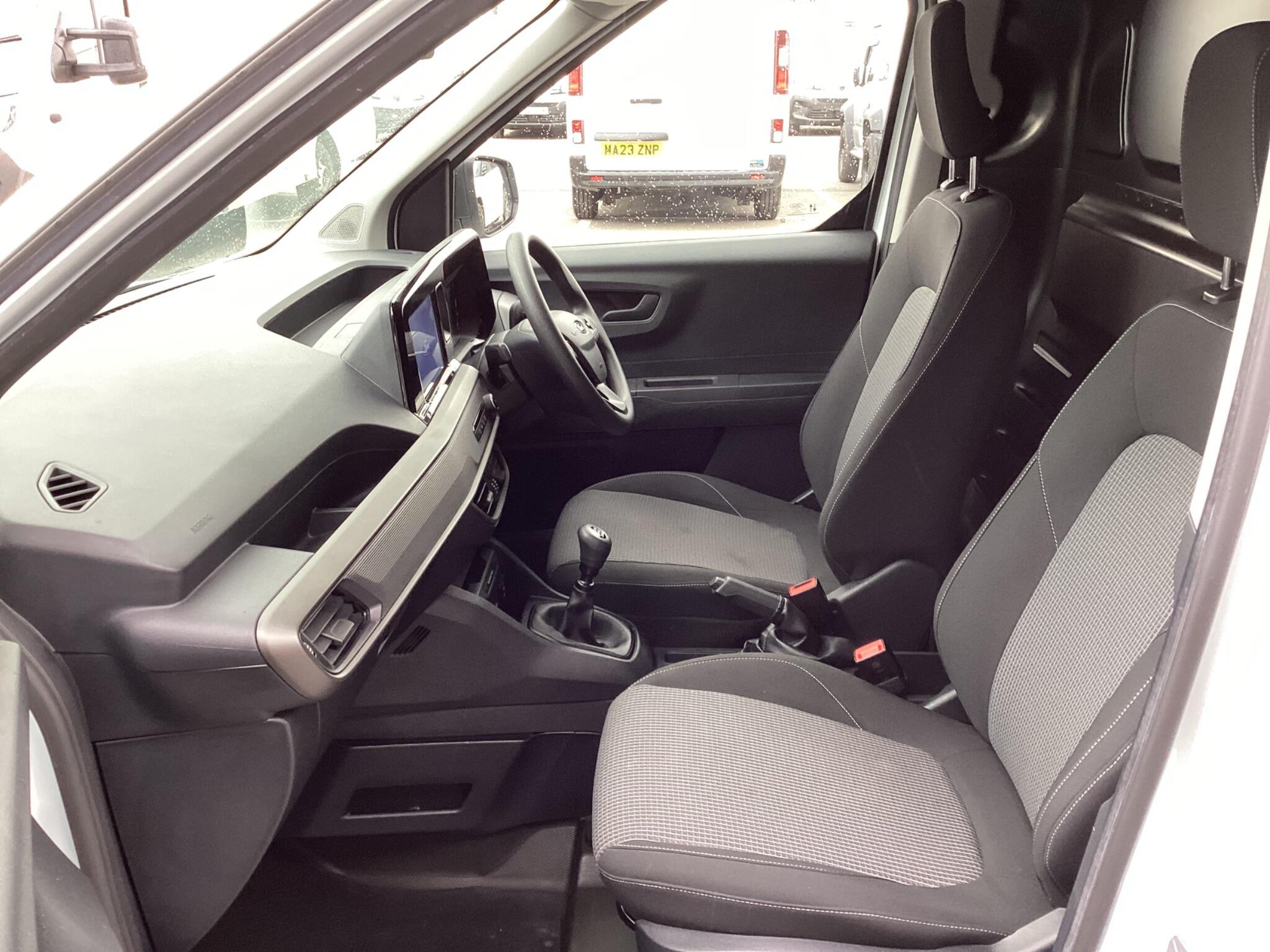 Ford Transit Courier - Image 15