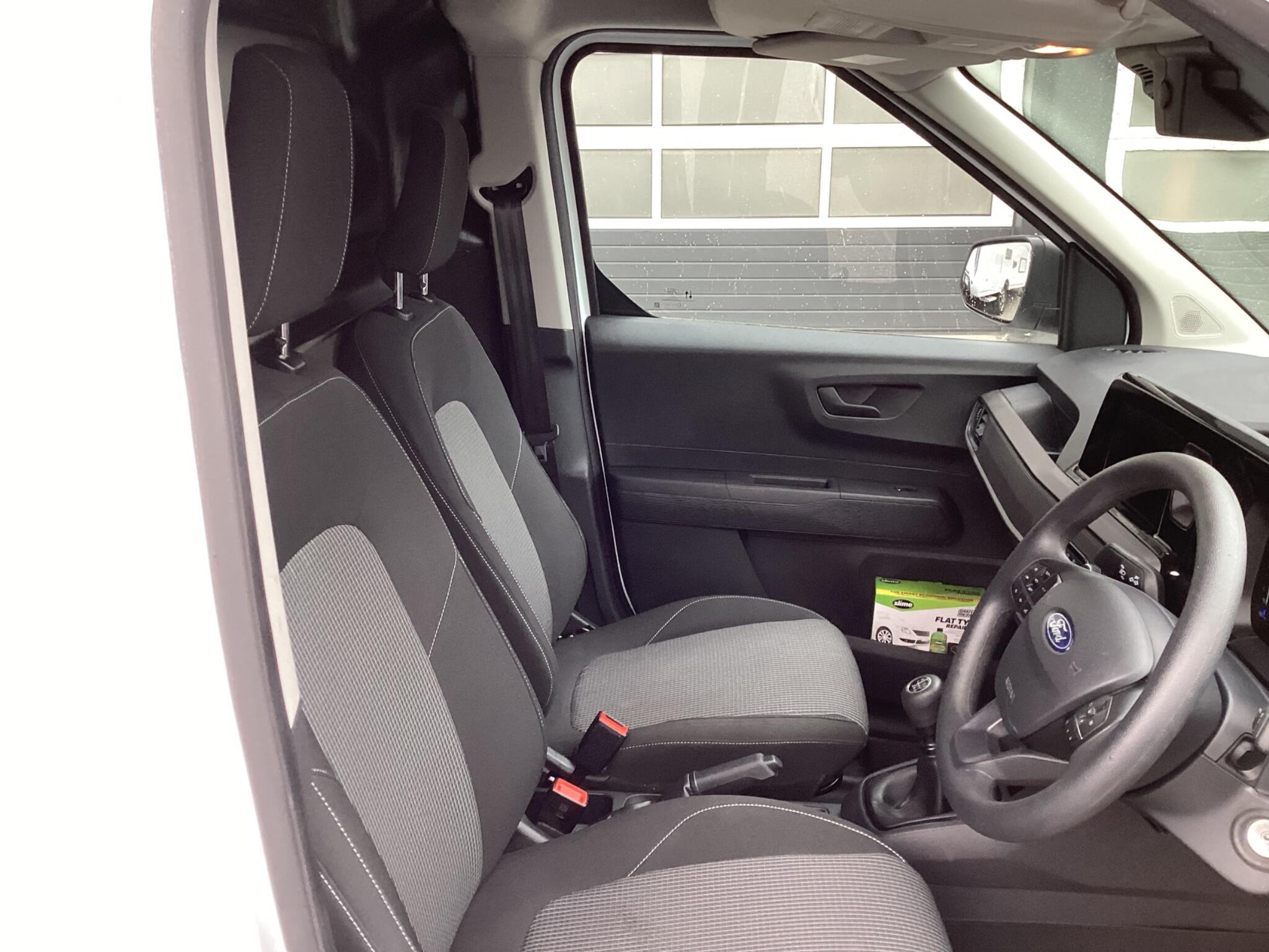 Ford Transit Courier - Image 16
