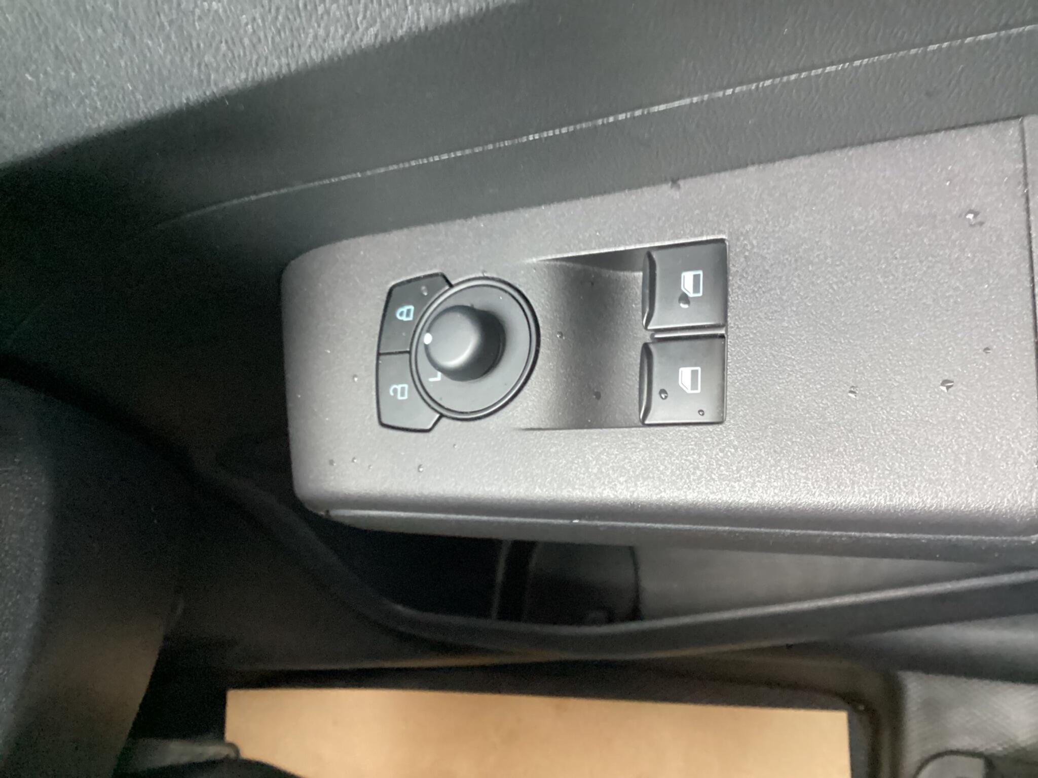 Ford Transit Courier - Image 19