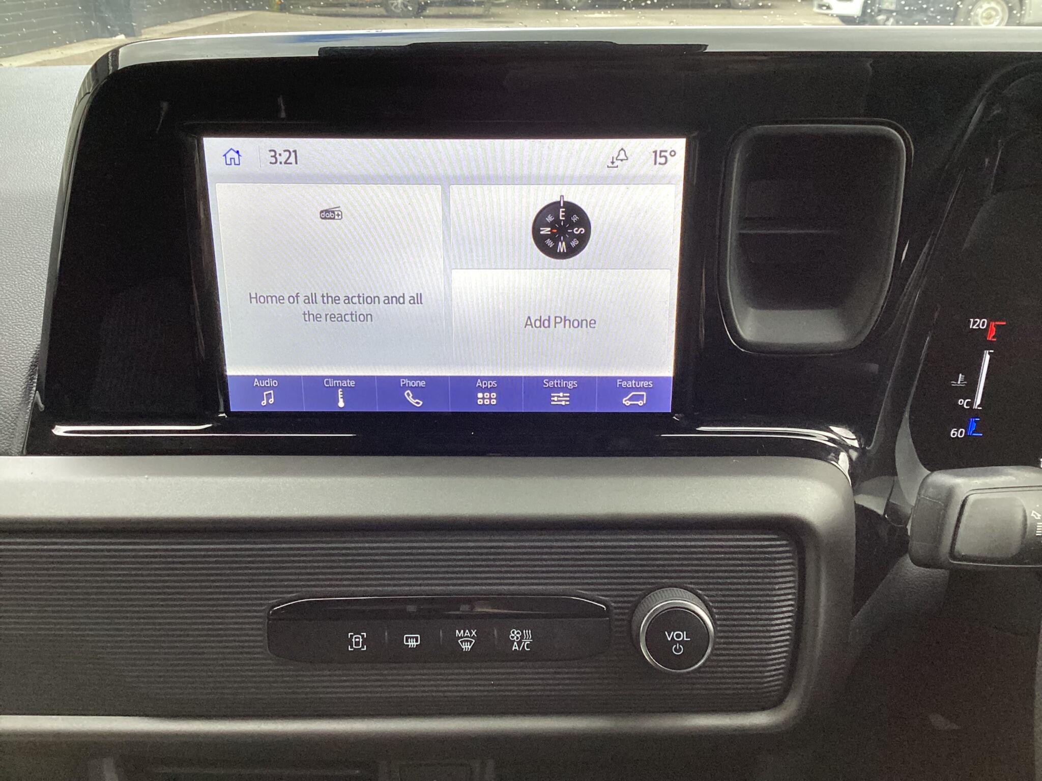 Ford Transit Courier - Image 20