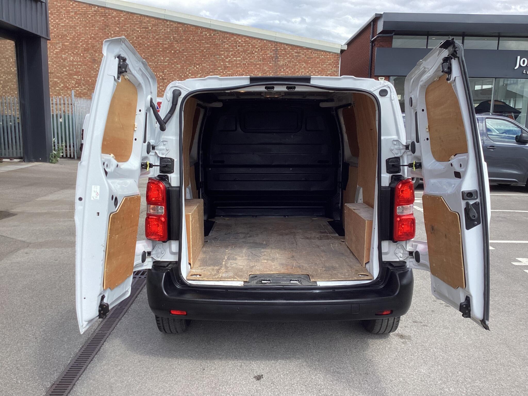 Citroen Dispatch - Image 15