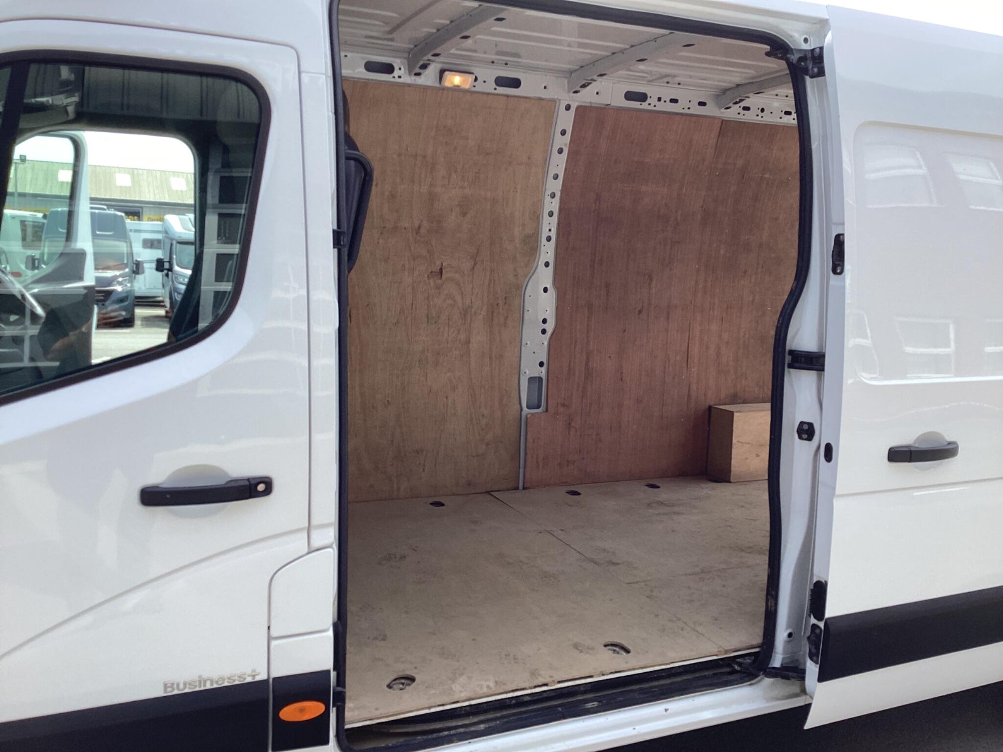 Renault Master - Image 10