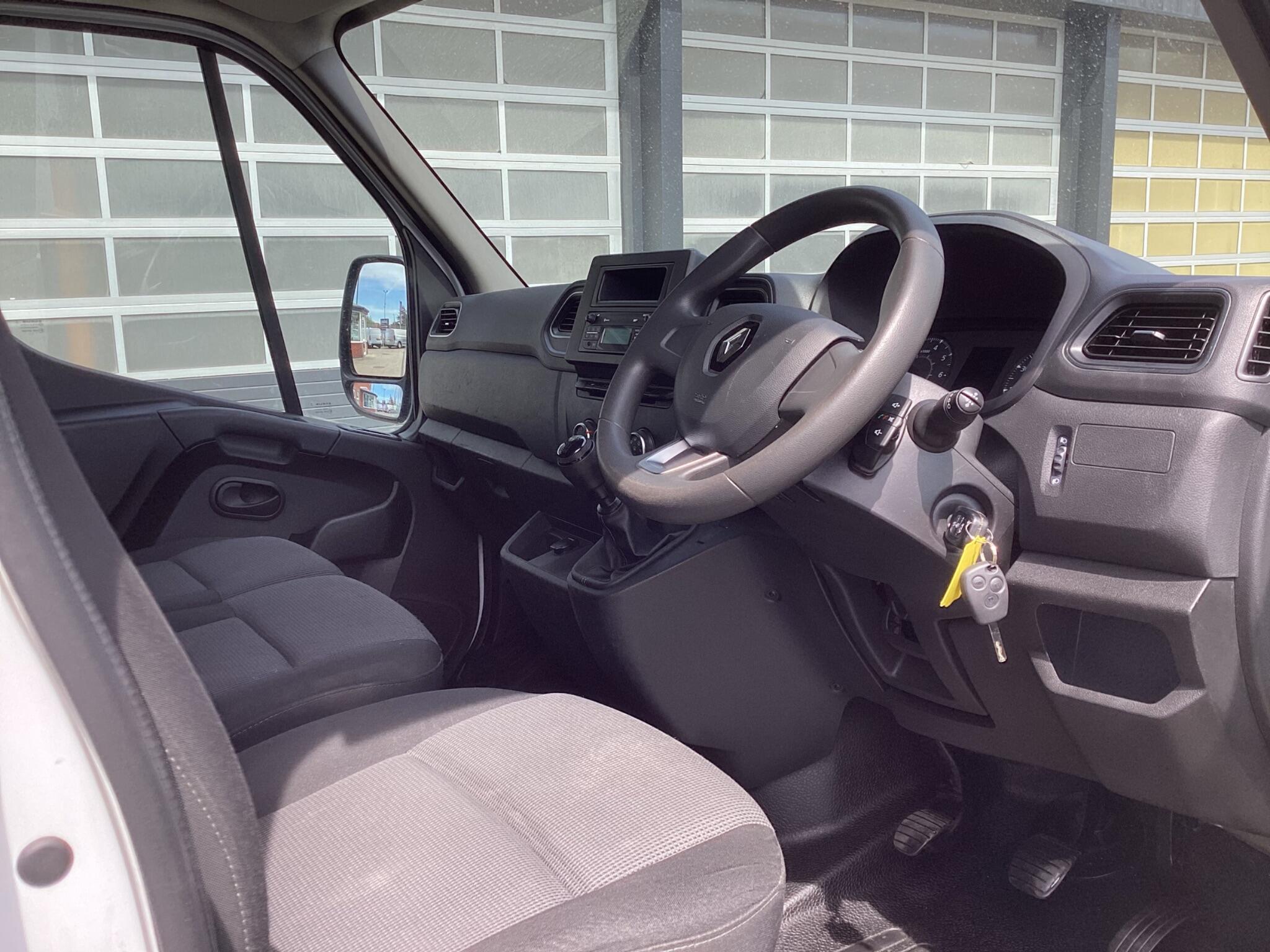 Renault Master - Image 13