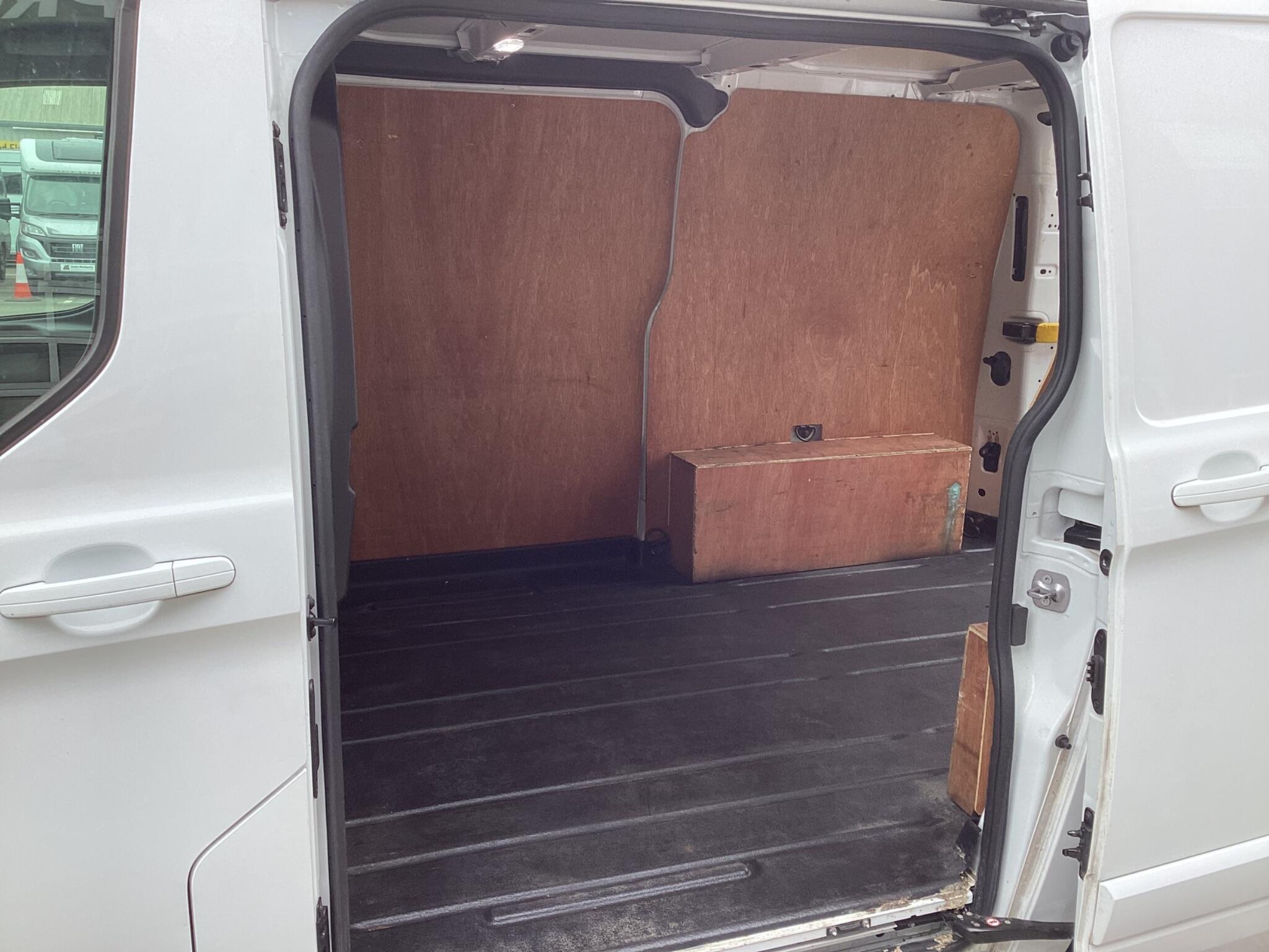 Ford Transit Custom - Image 11