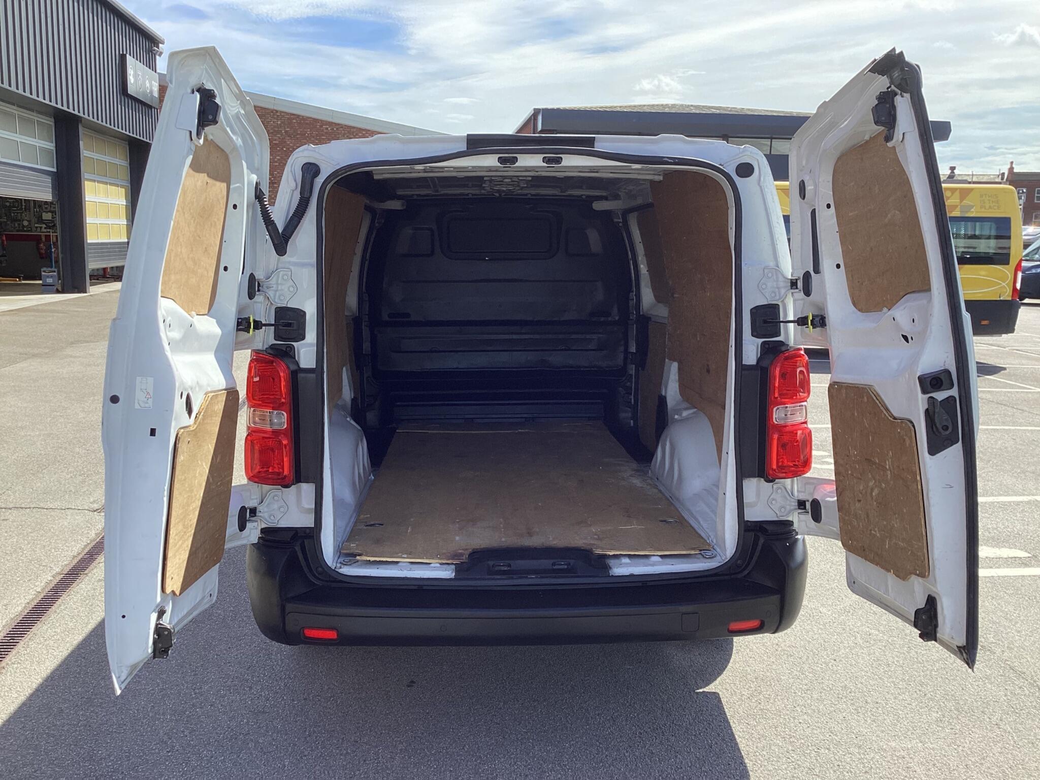 Vauxhall Vivaro - Image 15