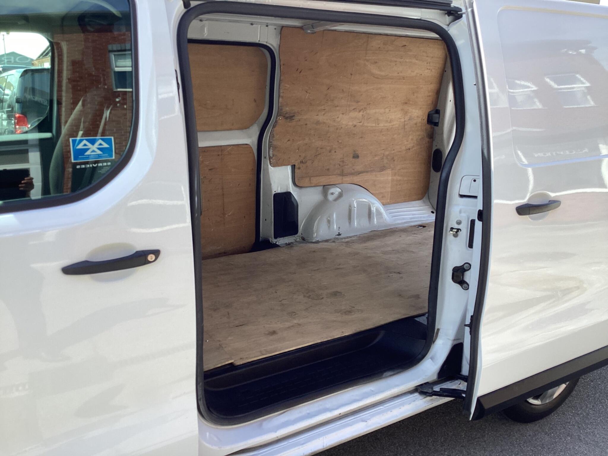 Vauxhall Vivaro - Image 17