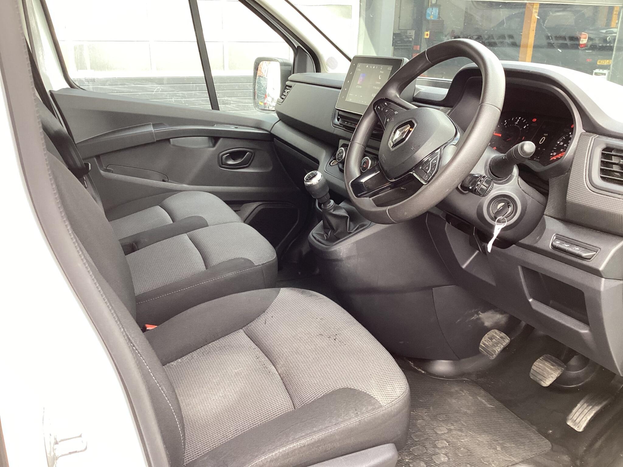 Renault Trafic - Image 12