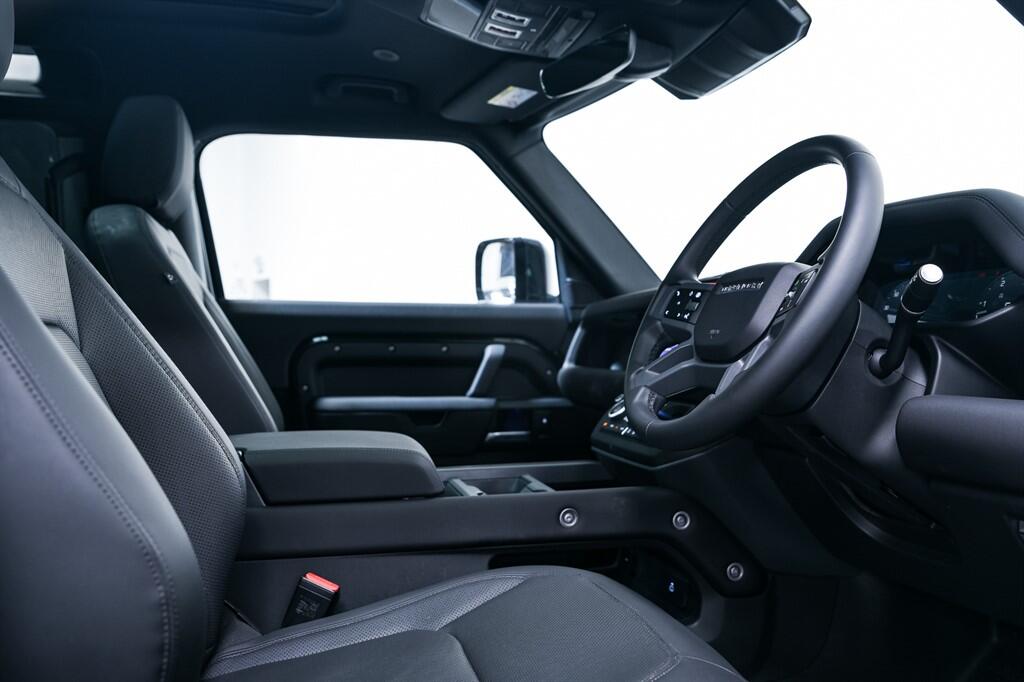Land Rover Defender 90 - Image 10