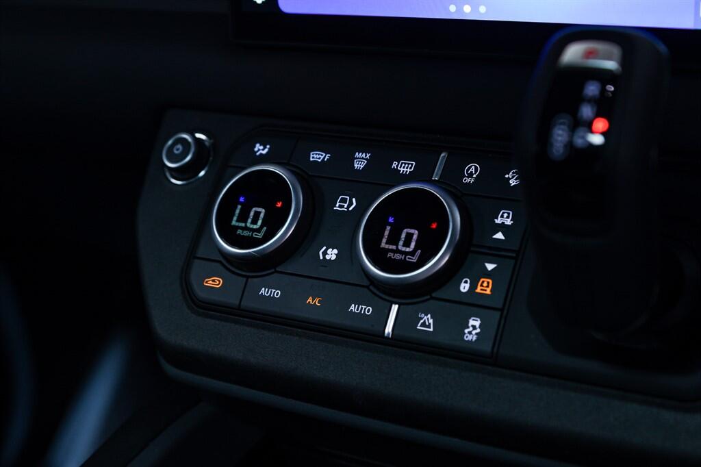 Land Rover Defender 90 - Image 16