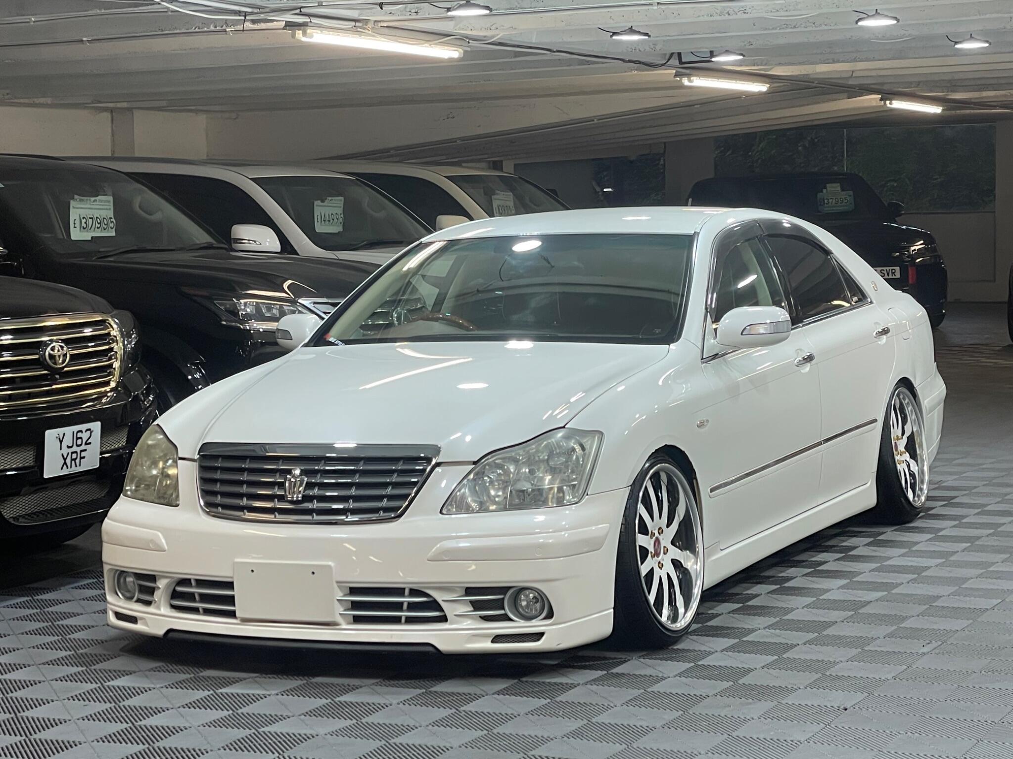 Toyota CROWN - Image 7