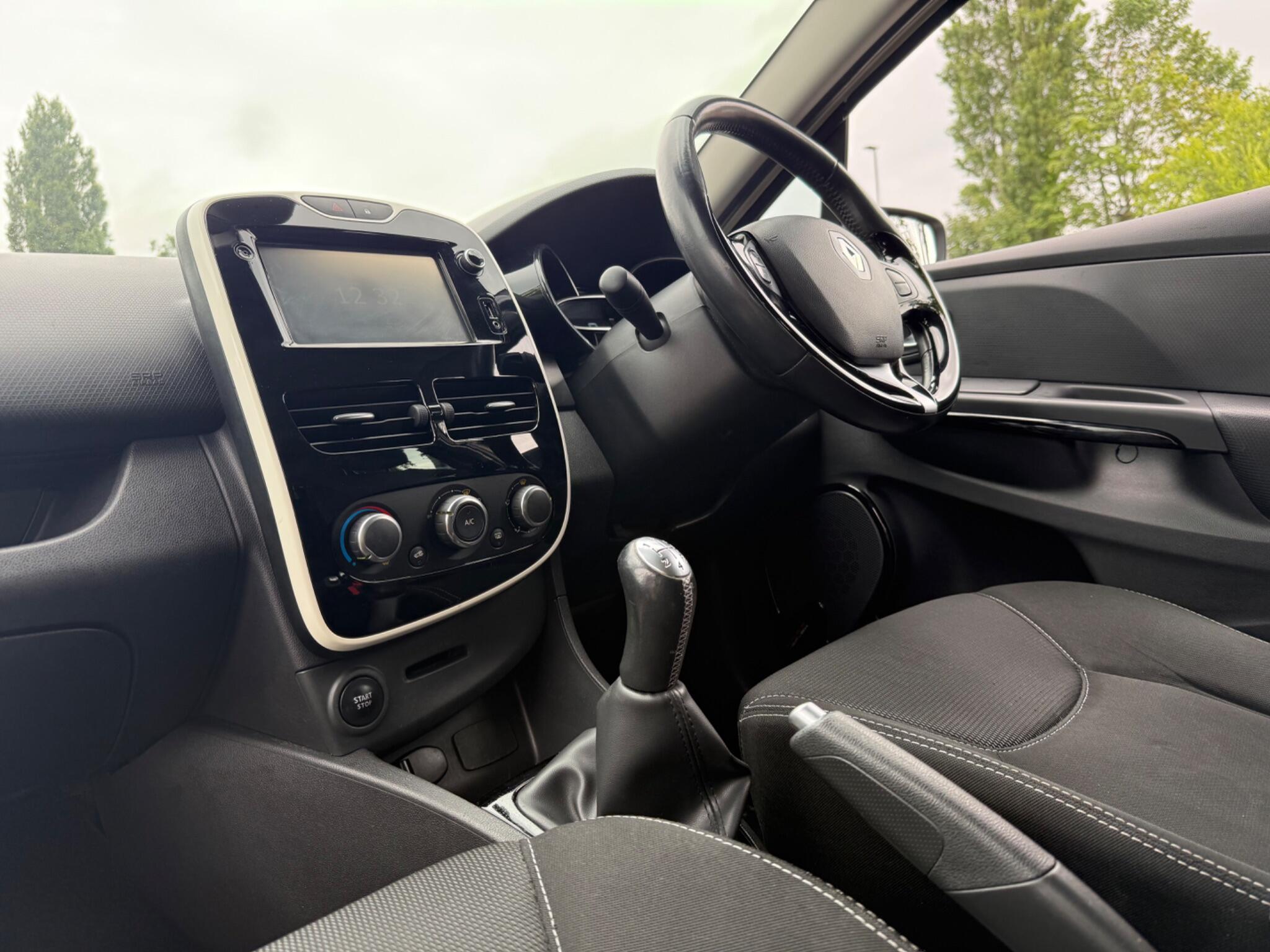 Renault Clio - Image 9