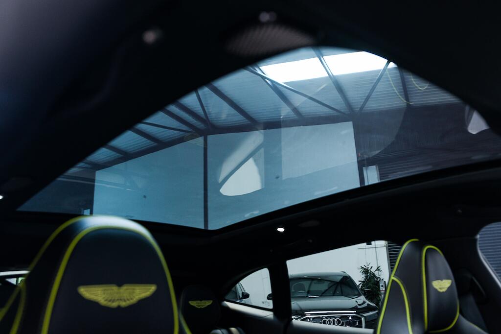 Aston Martin Dbx - Image 4
