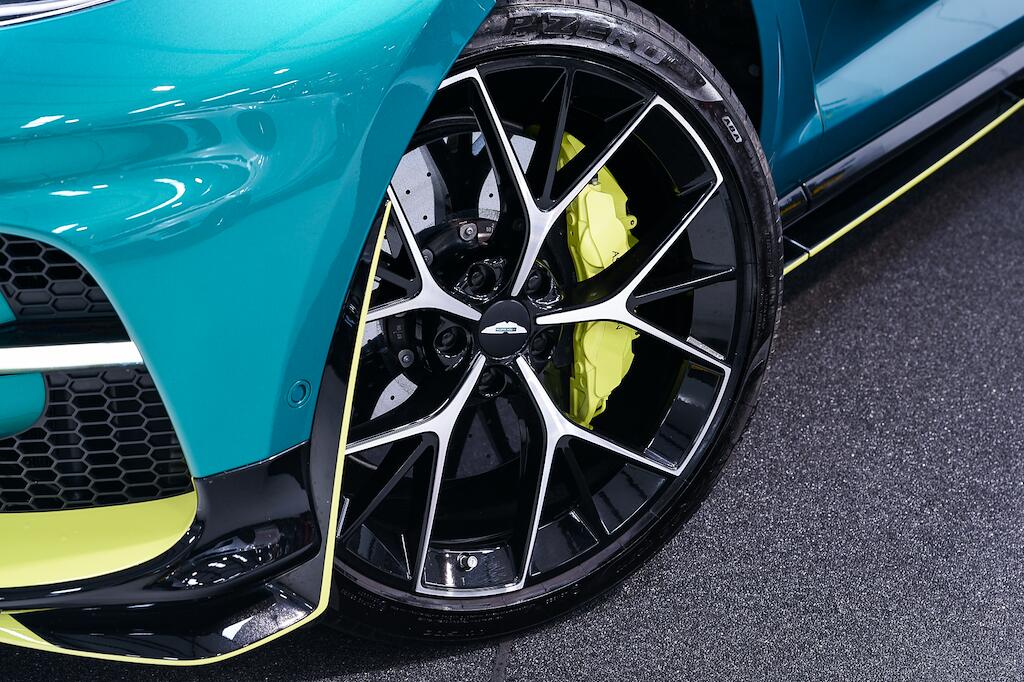 Aston Martin Dbx - Image 7
