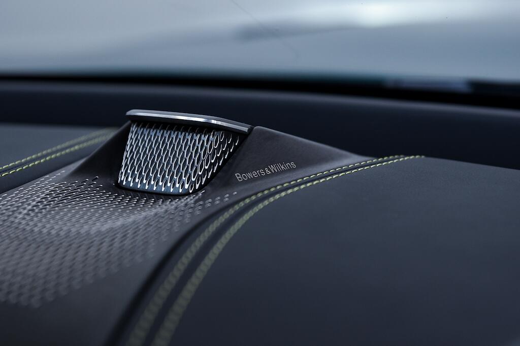 Aston Martin Dbx - Image 16