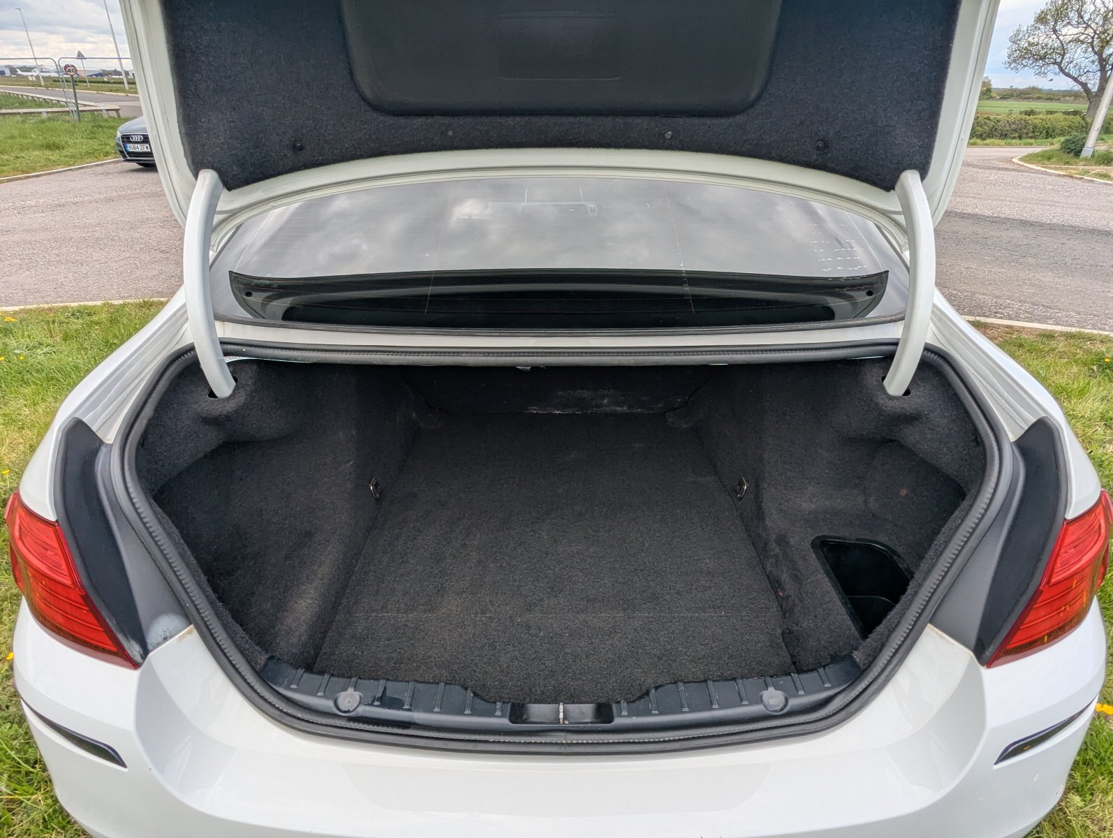 BMW 5 Series - Image 10